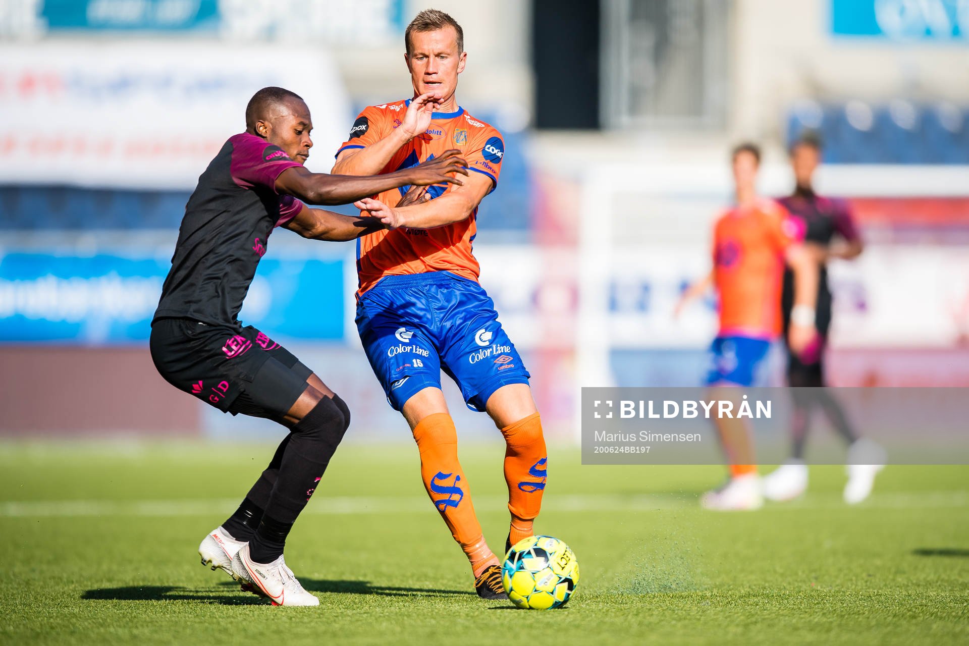 Gilbert Koomson of Brann and Ståle Stålinho Sæthre of