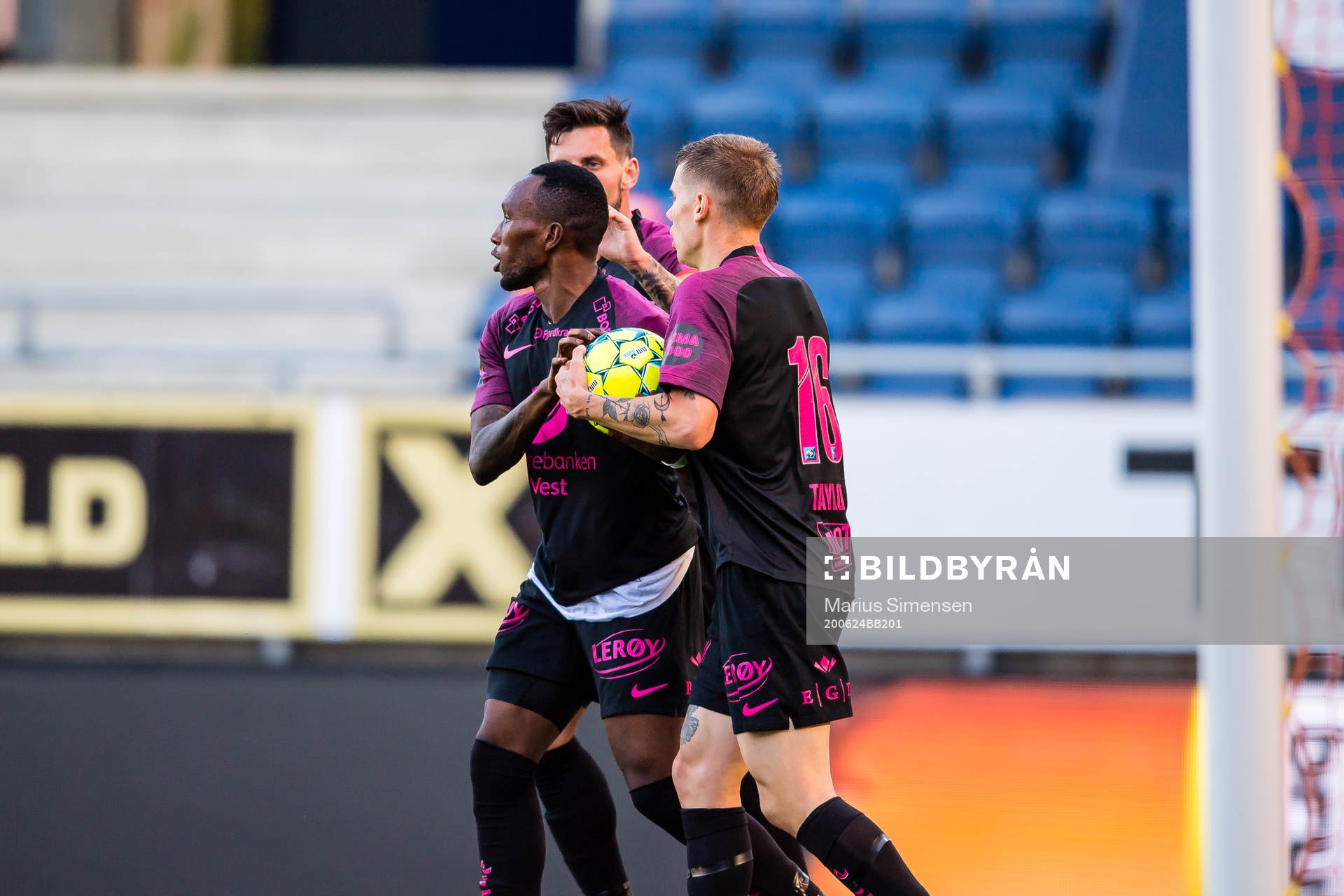 Karamoko Daouda Bamba of Brann celebrates