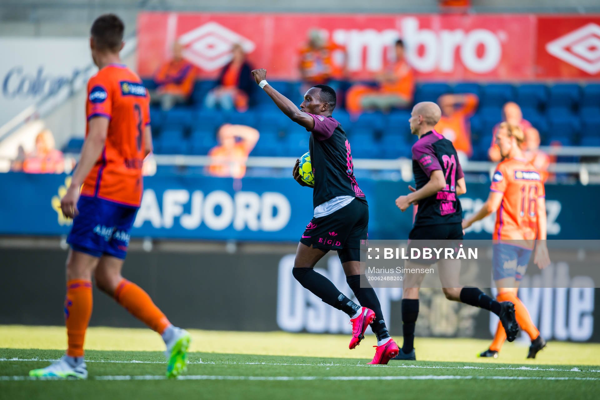 Karamoko Daouda Bamba of Brann celebrates