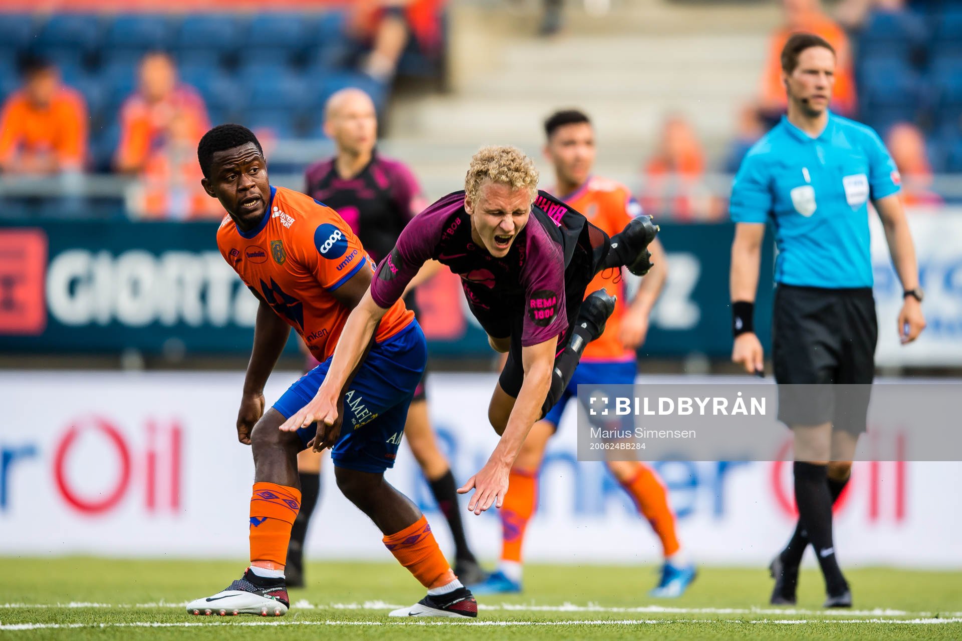Izunna Arnest Uzochukwu of Aalesund and Kristoffer Ramos