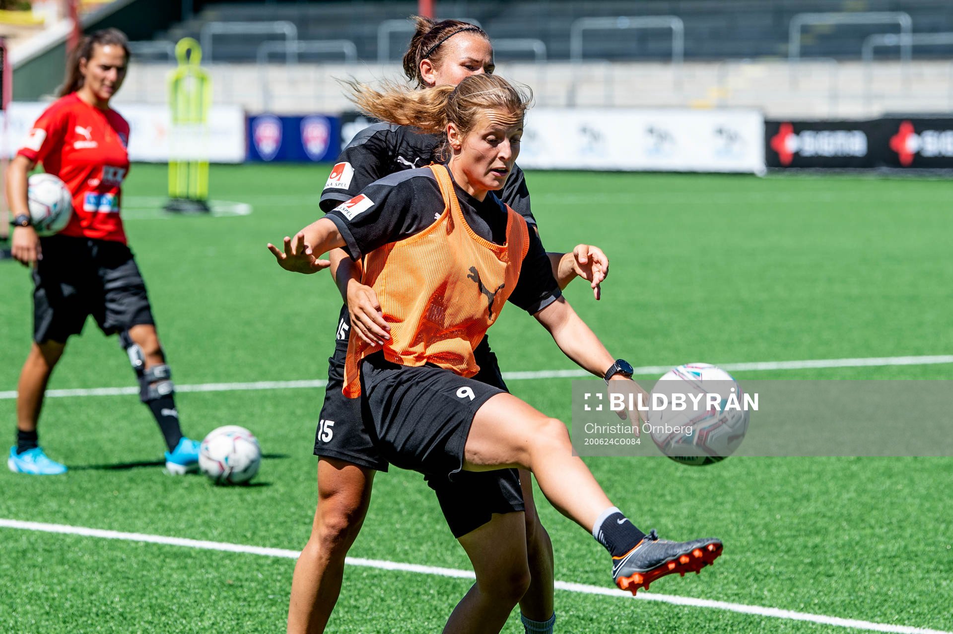Jessica Samuelsson och Anna Anvegård under en träning med FC Rosengård den 24 juni 2020 i Malmö.