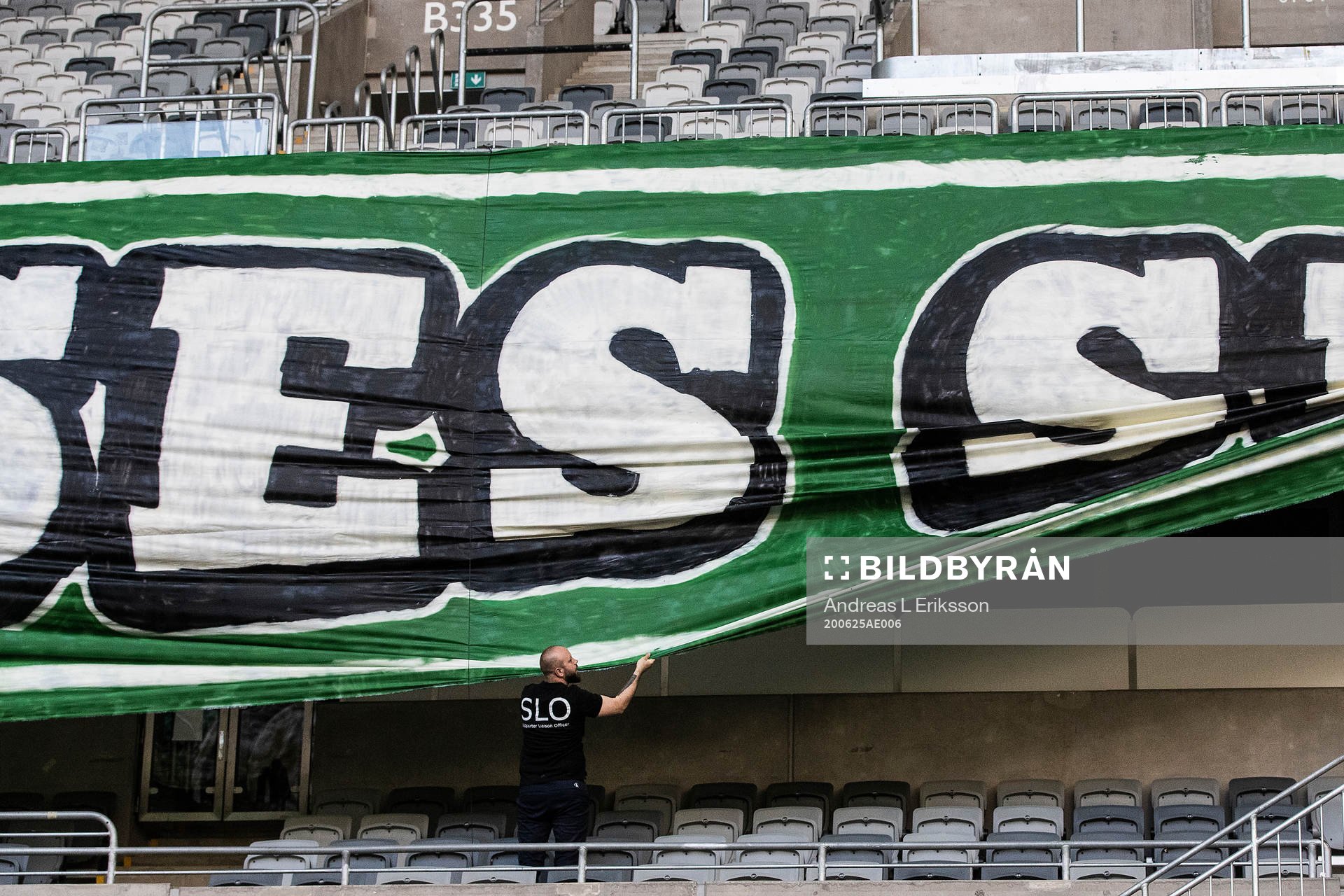 Hammarbys SLO rättar till en banderoll