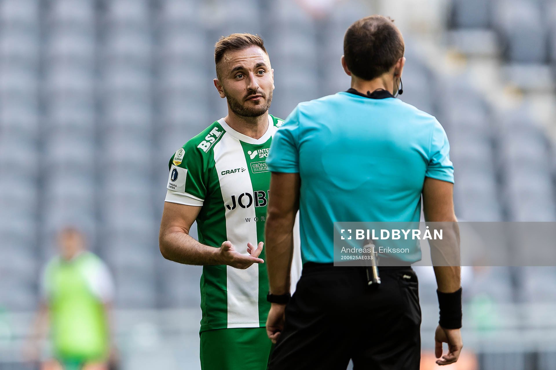 Hammarbys Muamer Tankovic i diskussion med domare Kaspar Sjöberg under kvartsfinalen i Svenska Cupen mellan Hammarby och IFK Göteborg den 25 juni 2020 i Stockholm.