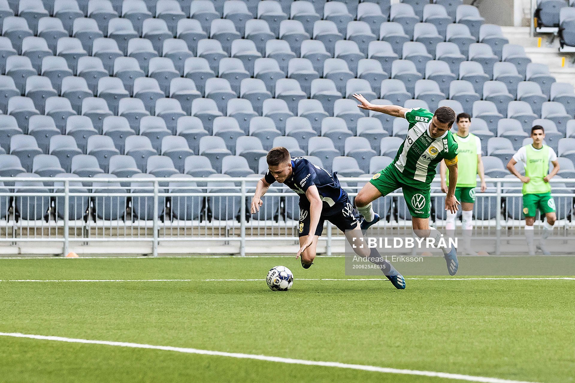 Hammarbys Jeppe Andersen och IFK Göteborgs Emil Holm i en