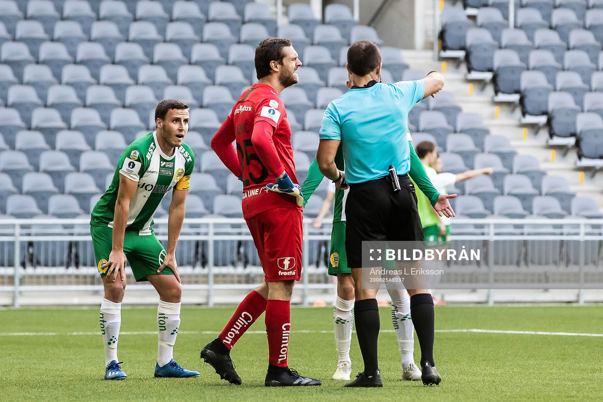 Hammarbys Jeppe Andersen tilldelas ett rött kort av domare Kaspar Sjöberg under kvartsfinalen i Svenska Cupen mellan Hammarby och IFK Göteborg den 25 juni 2020 i Stockholm.