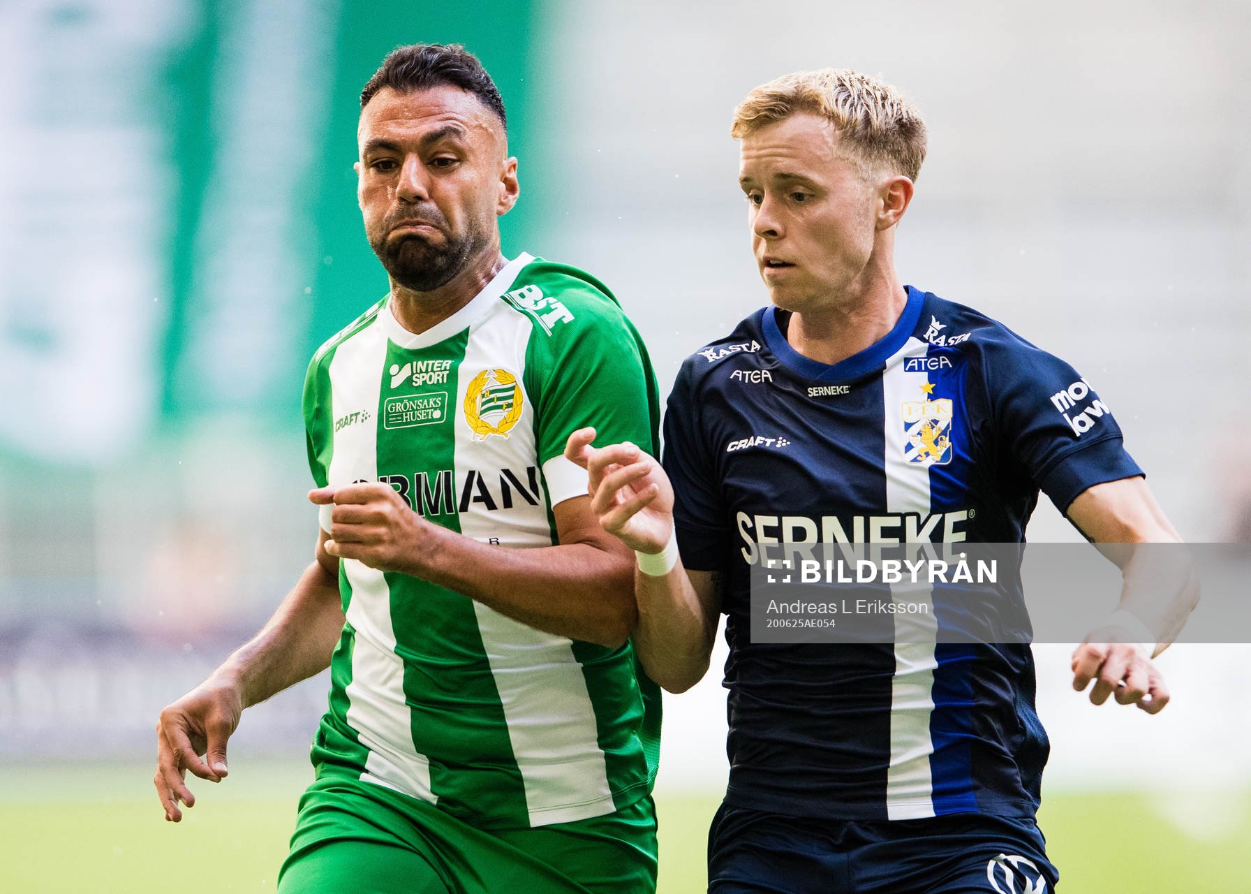 Hammarbys Imad Khalili i en närkamp med IFK Göteborgs