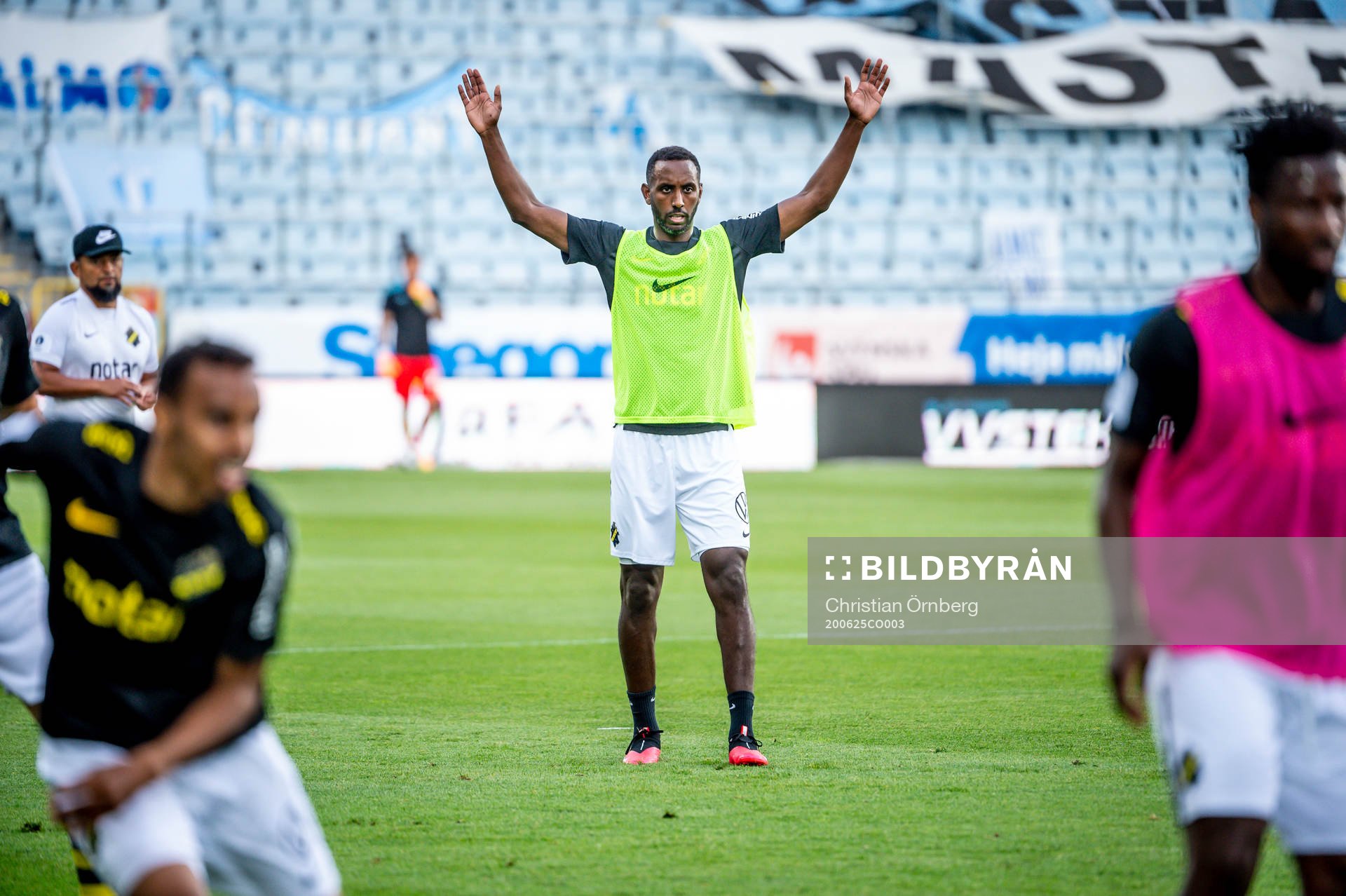 Henok Goitom värmer upp innan