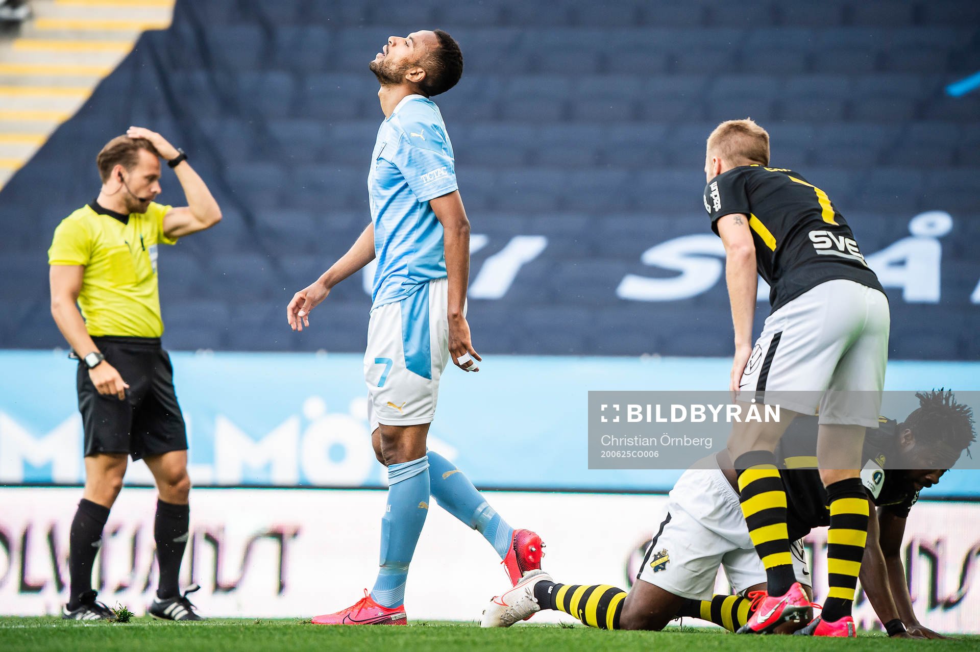 Malmö FFs Isaac Kiese Thelin deppar