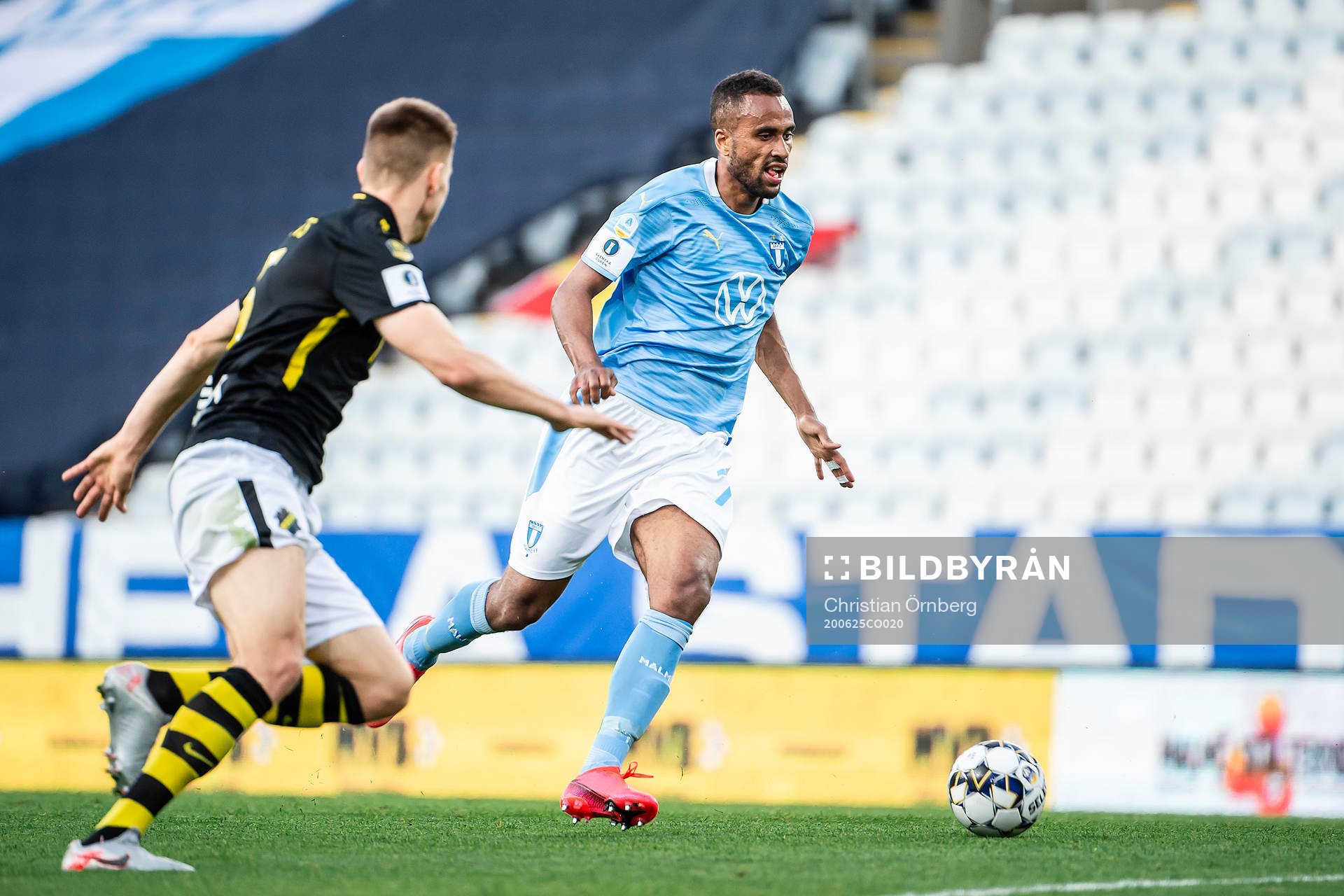 s Karol Mets och Malmö FFs Isaac Kiese Thelin