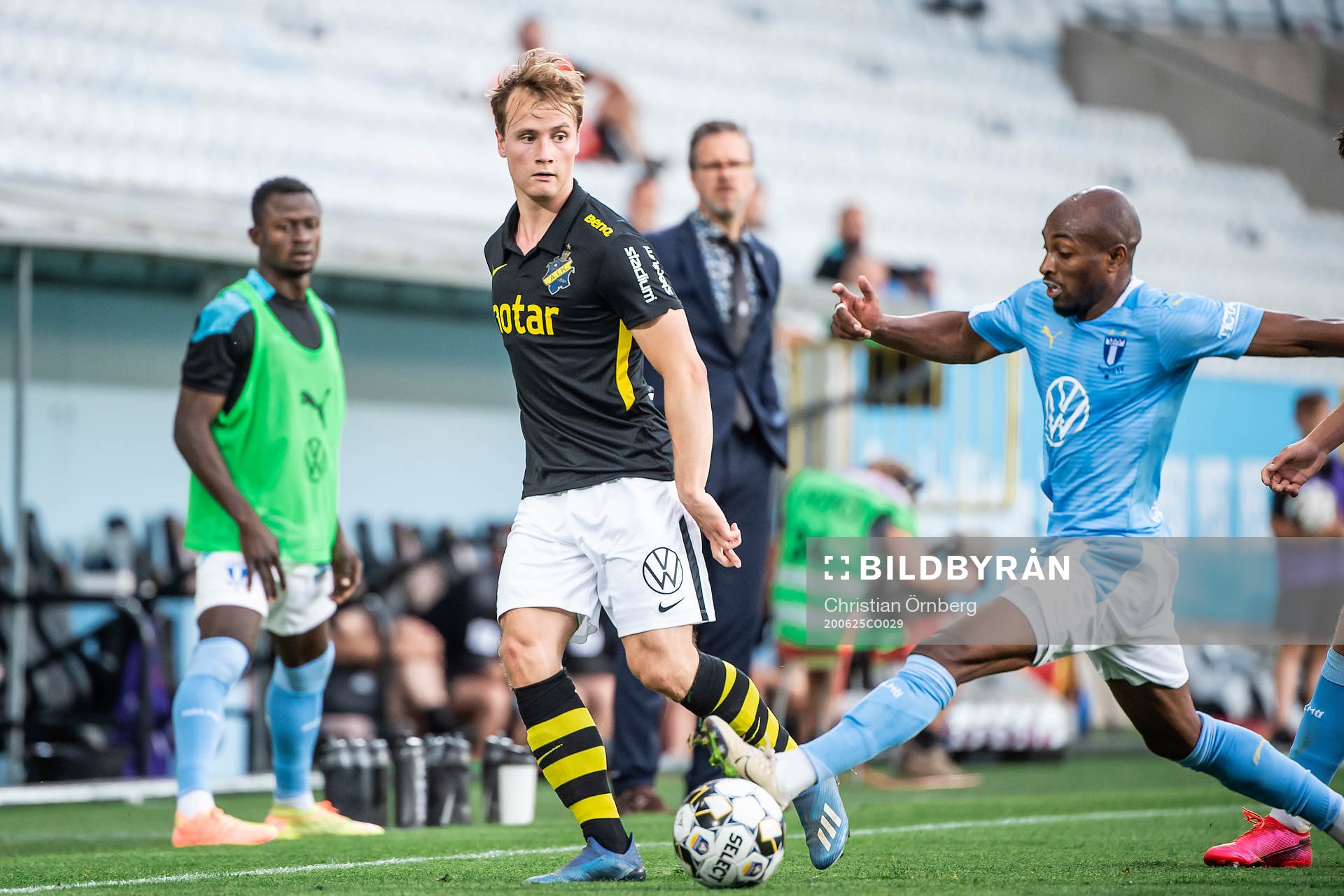 s Karol Mets och Malmö FFs Fouad Bachirou
