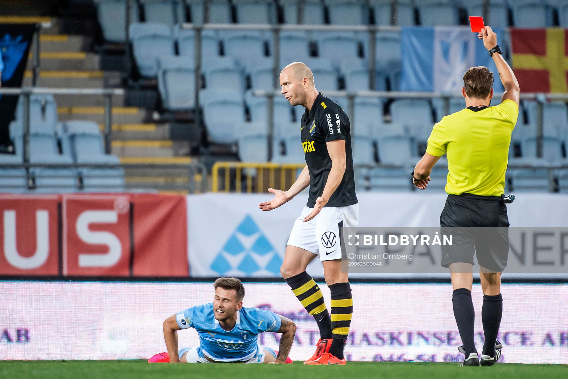 s Per Karlsson tilldelas ett rött kort