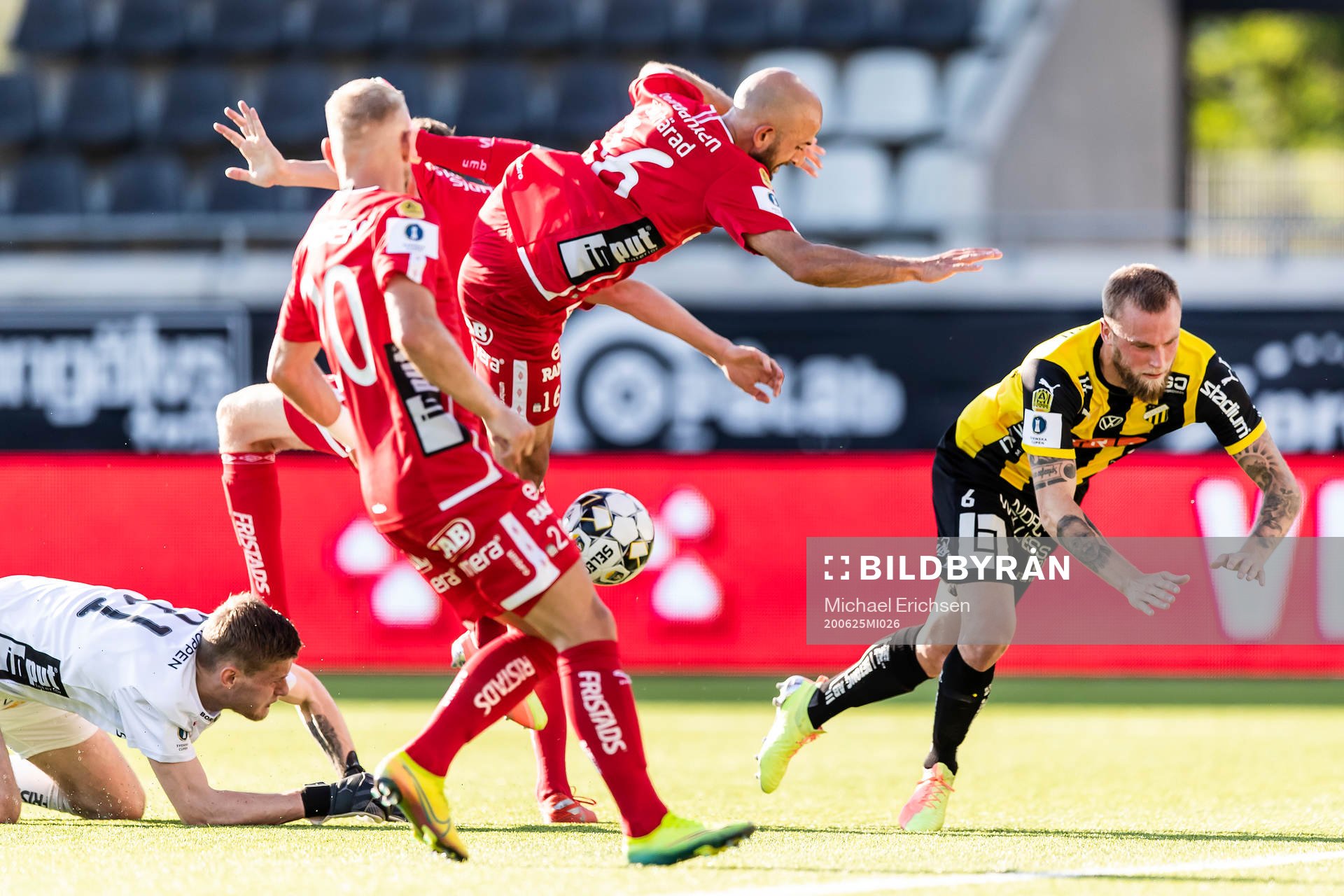 Häckens Alexander Faltsetas och Elfsborgs målvakt Tim