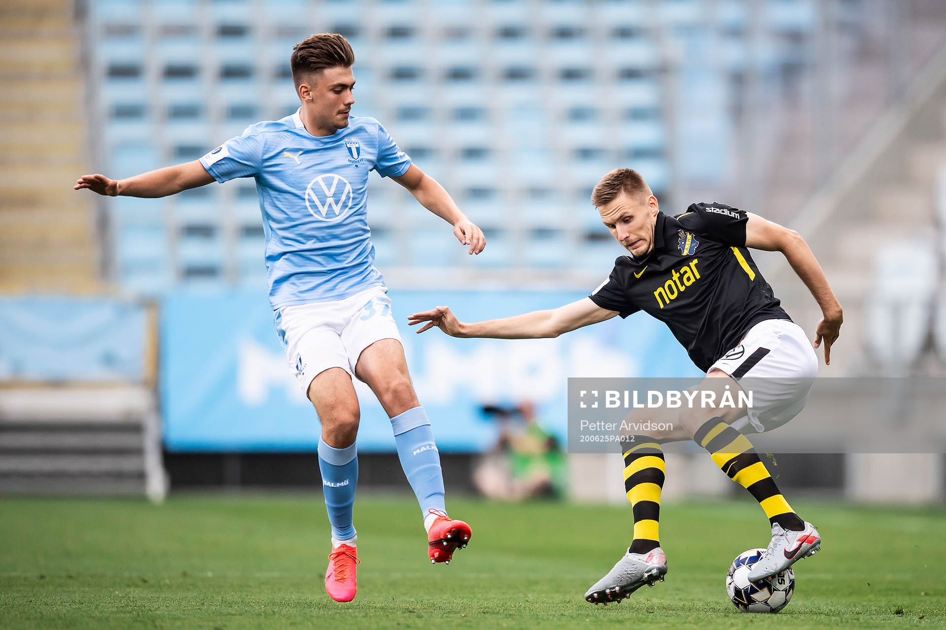 s Karol Mets och Malmö FFs Tim Prica