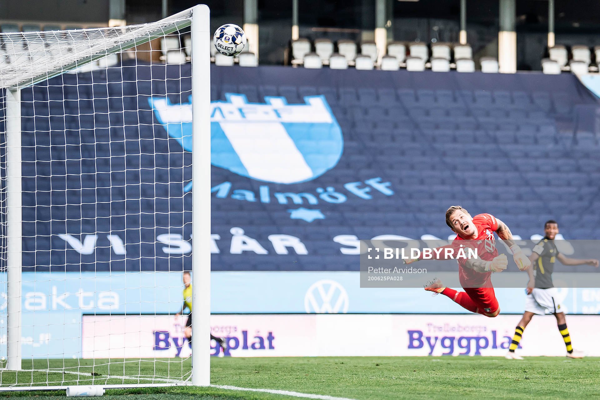 Malmö FFs målvakt Johan Dahlin ser bollen gå i ribban