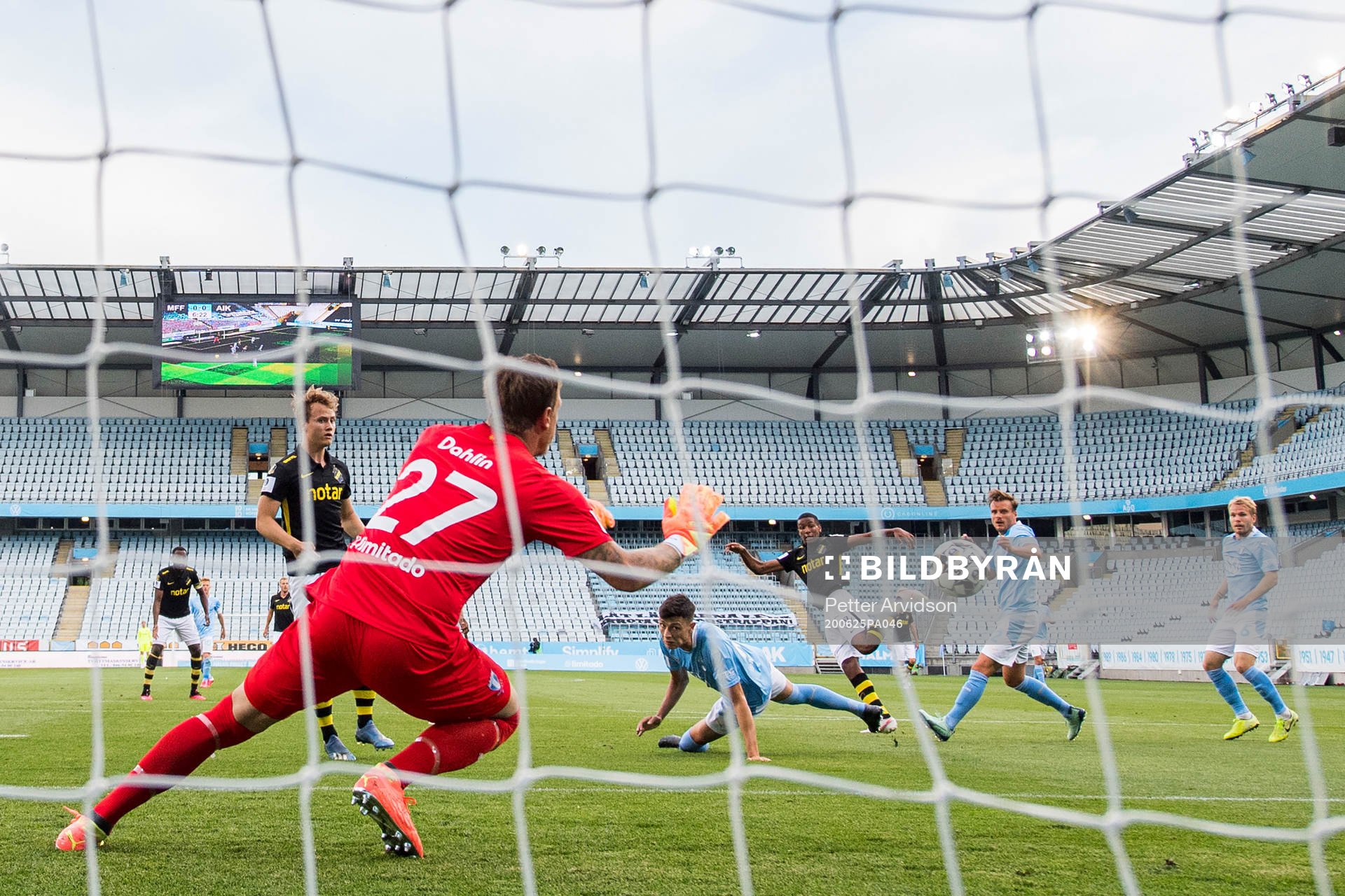 s Paulos Abraham gör 0-1 bakom Malmö FFs målvakt Johan