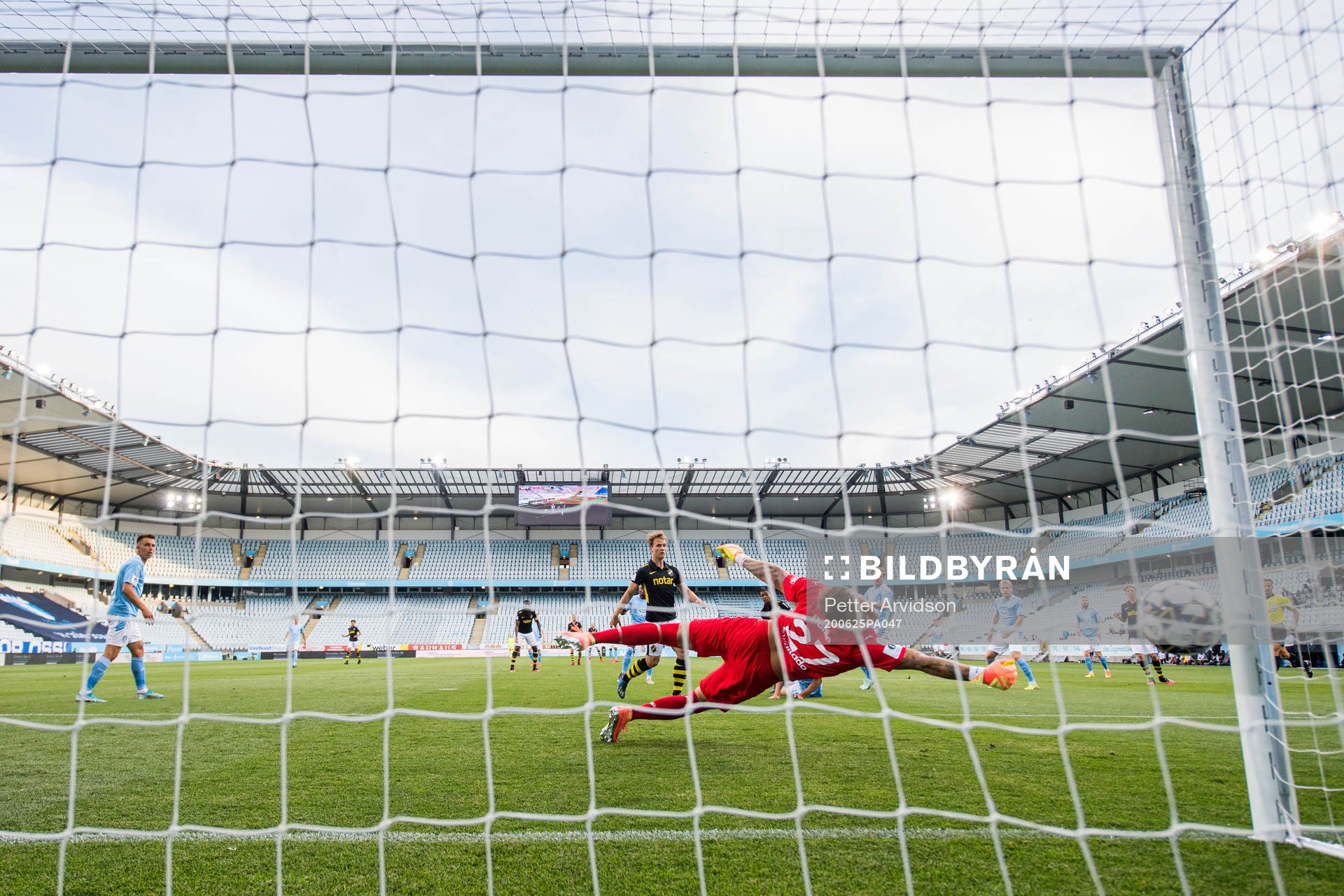 s Paulos Abraham gör 0-1 bakom Malmö FFs målvakt Johan