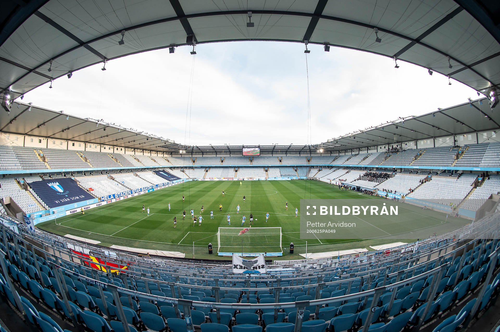 Malmö FFs målvakt Johan Dahlin gör en räddning på ett