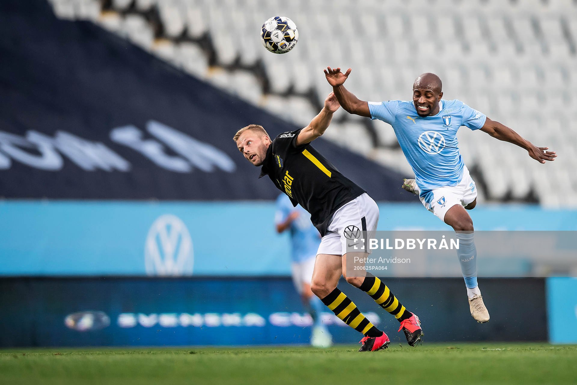 s Sebastian Larsson och Malmö FFs Fouad Bachirou