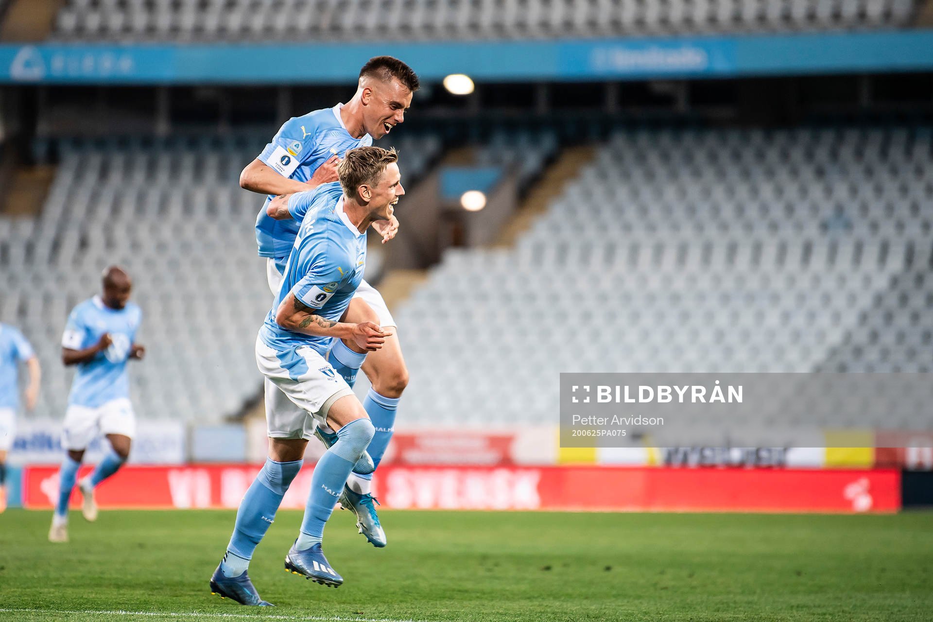 Malmö FFs Sören Rieks gör 3-1 och jublar med Jonas Knudsen under kvartsfinalen i Svenska Cupen mellan Malmö FF och AIK den 25 juni 2020 i Malmö.