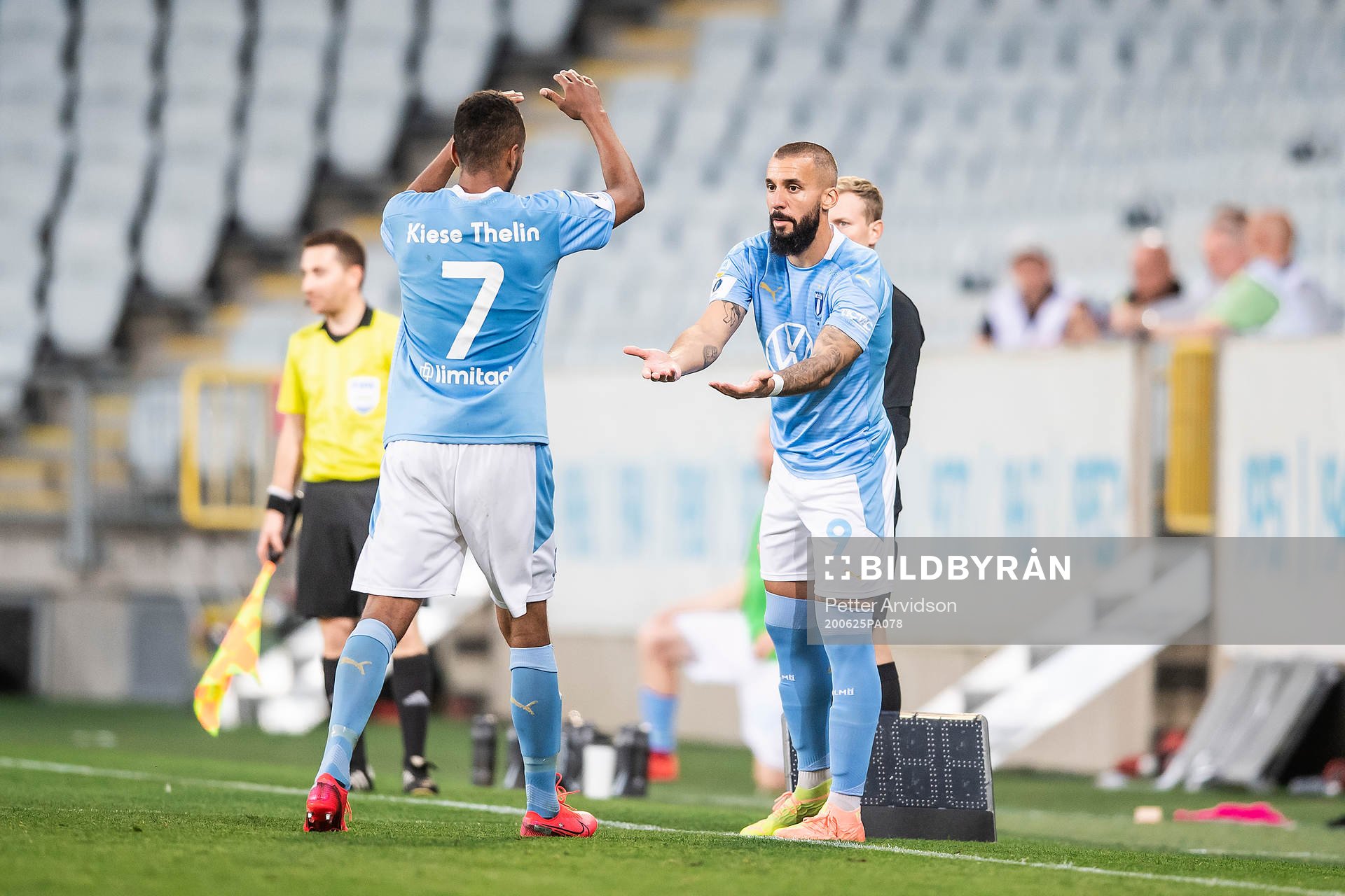 Malmö FFs Isaac Kiese Thelin byts ut och Guillermo Molins byts in under kvartsfinalen i Svenska Cupen mellan Malmö FF och AIK den 25 juni 2020 i Malmö.