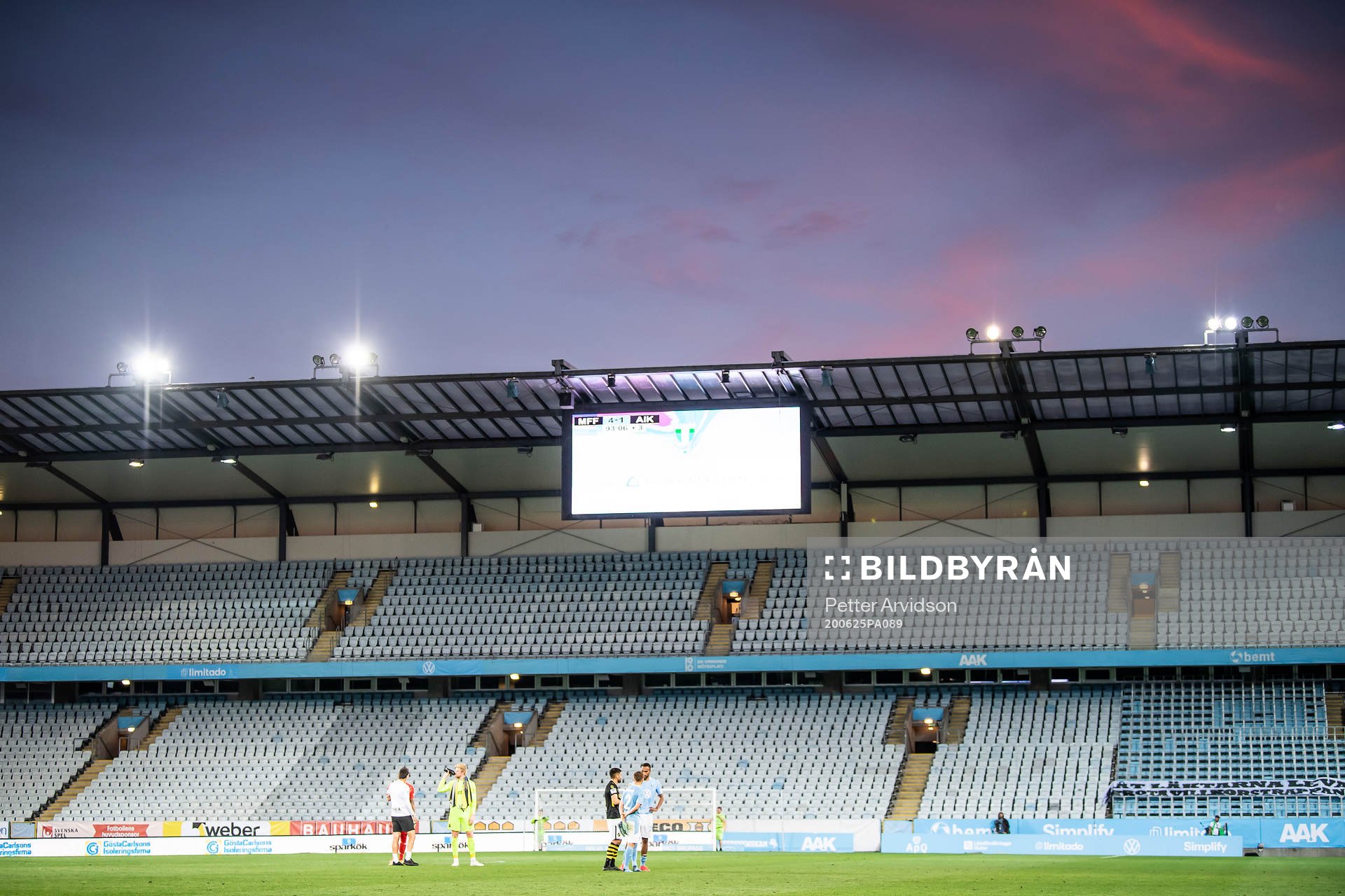 Spelarna står kvar på Eleda Stadion efter kvartsfinalen i Svenska Cupen mellan Malmö FF och AIK den 25 juni 2020 i Malmö.