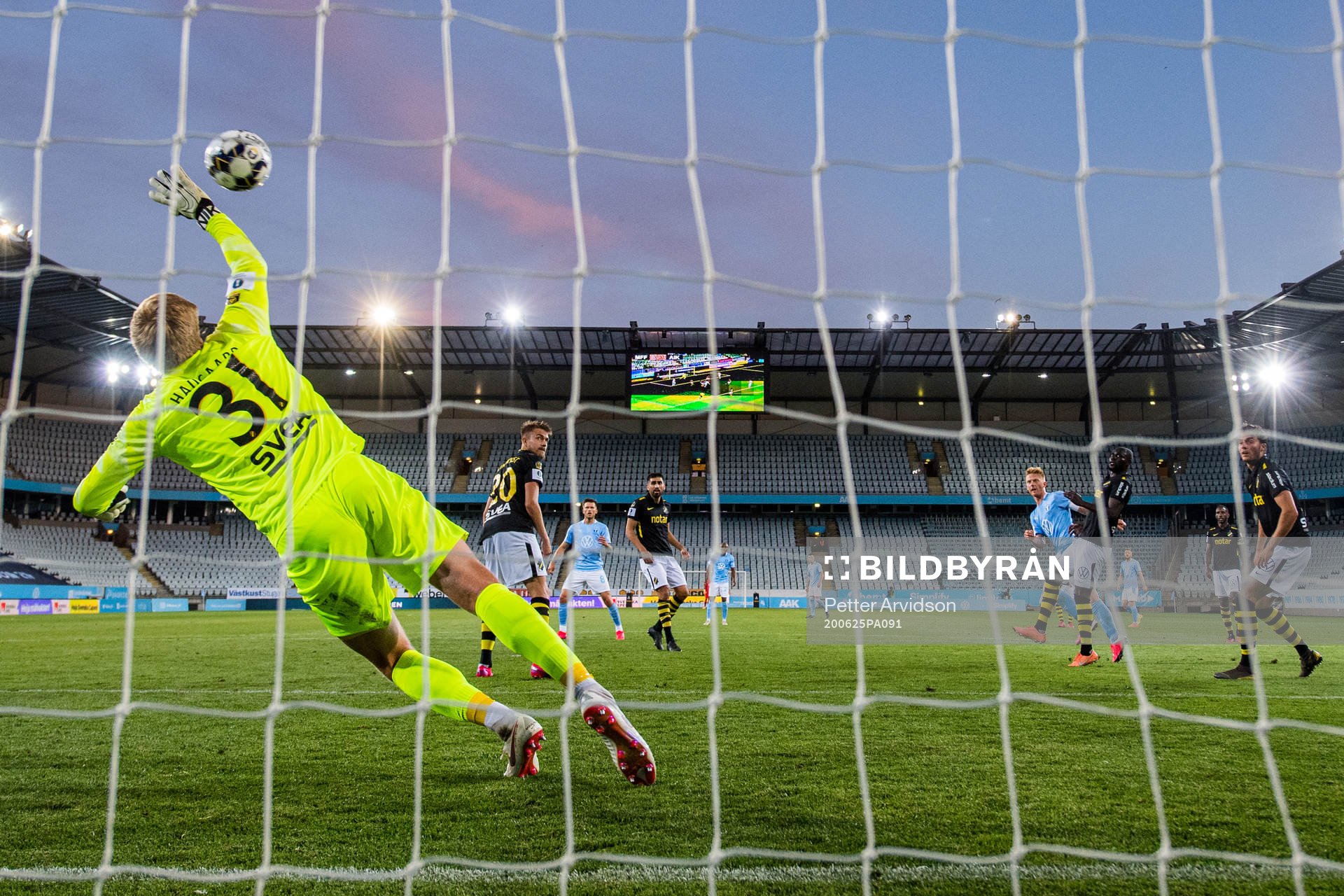 s målvakt Jacob Haugaard och fullbordar sitt hattrick