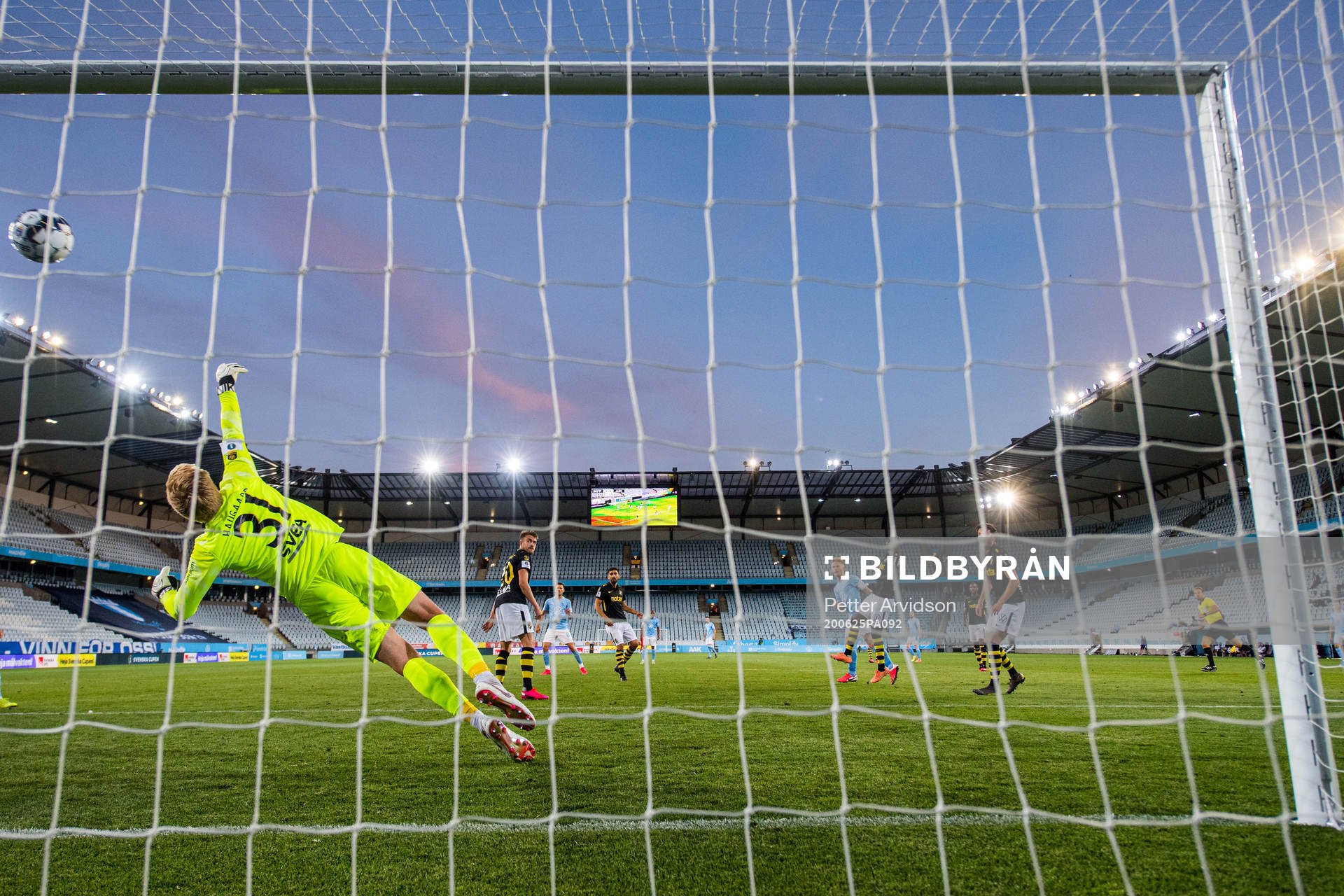 s målvakt Jacob Haugaard och fullbordar sitt hattrick