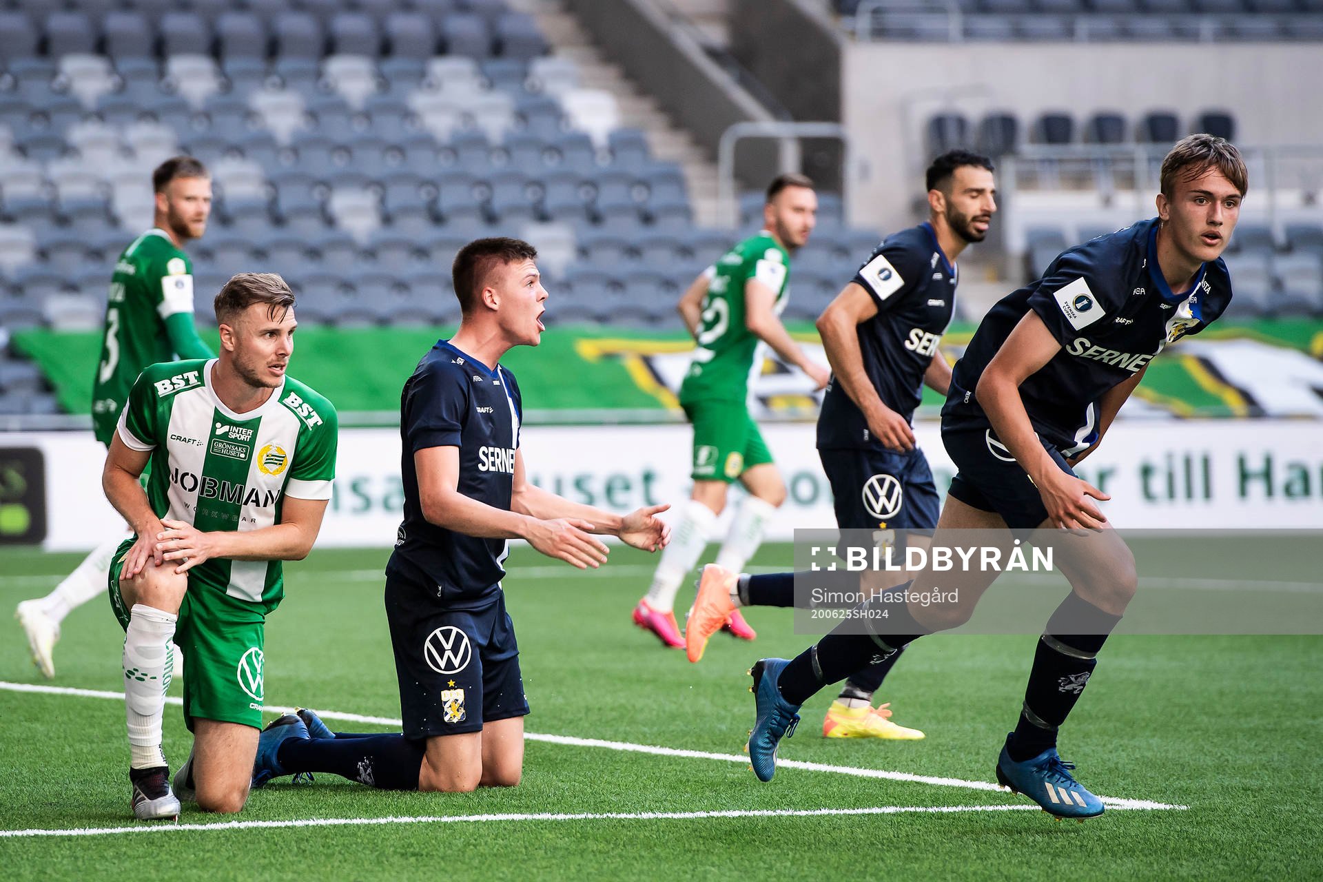 IFK Göteborgs Emil Holm reagerar
