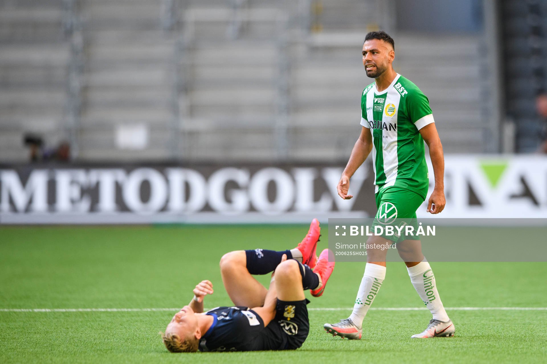 IFK Göteborgs Victor Wernersson har ont efter en duell med Hammarbys Imad Khalili under kvartsfinalen i Svenska Cupen mellan Hammarby och IFK Göteborg den 25 juni 2020 i Stockholm.