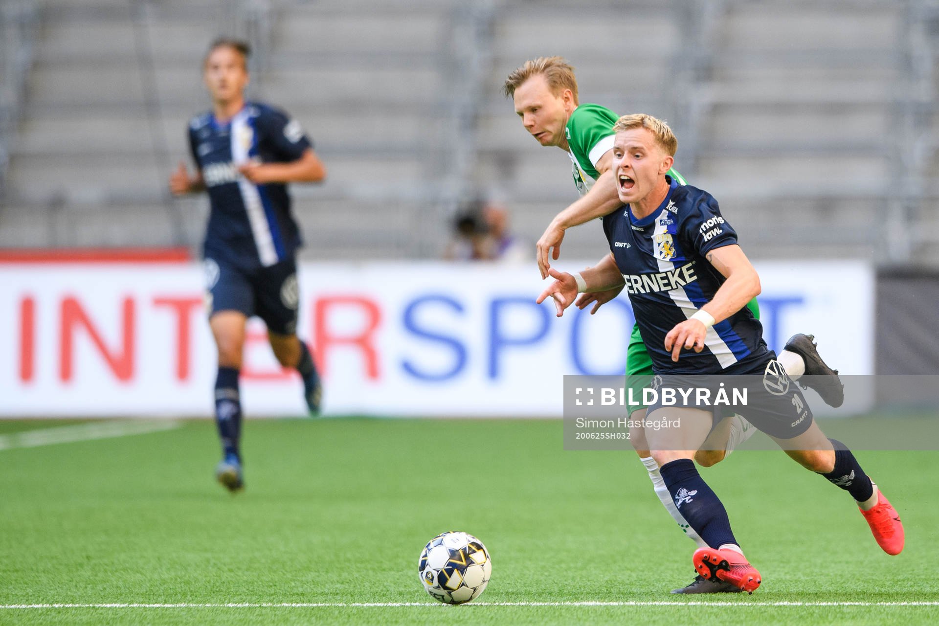 Hammarbys Tim Söderström och IFK Göteborgs Victor Wernersson under kvartsfinalen i Svenska Cupen mellan Hammarby och IFK Göteborg den 25 juni 2020 i Stockholm.