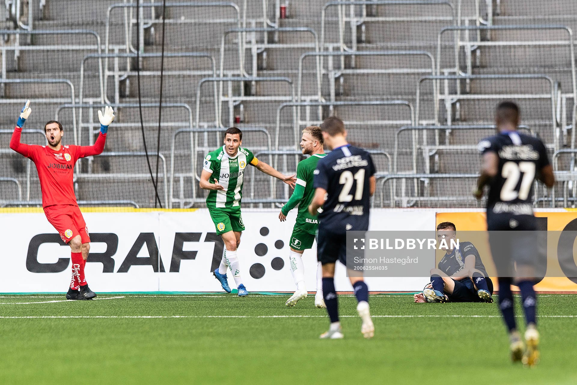Hammarbys Jeppe Andersen och målvakt Davor Blazevic deppar
