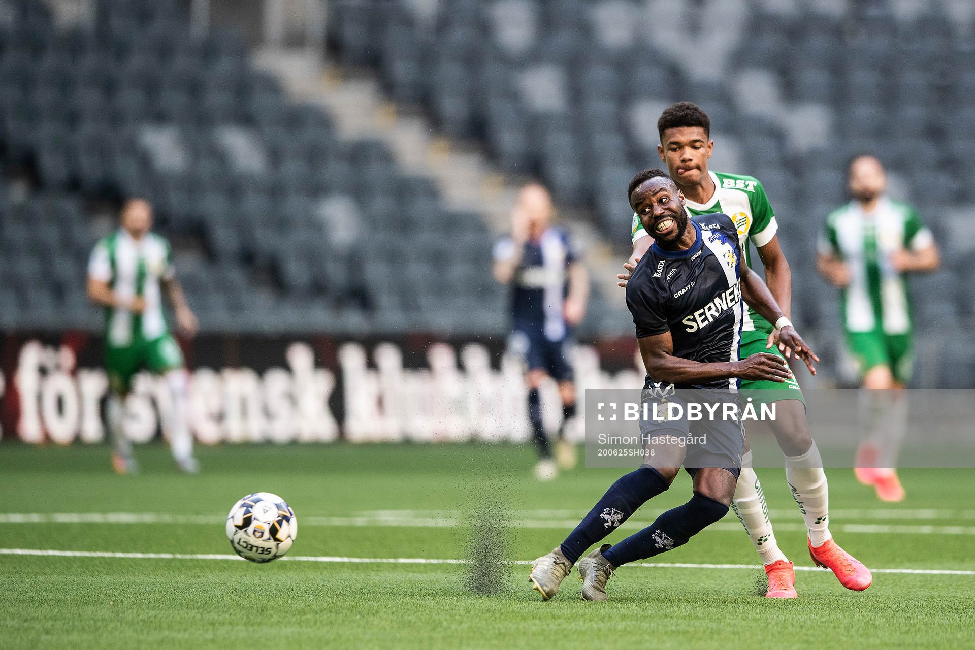 Hammarbys Emil Roback och IFK Göteborgs Nzuzi Toko