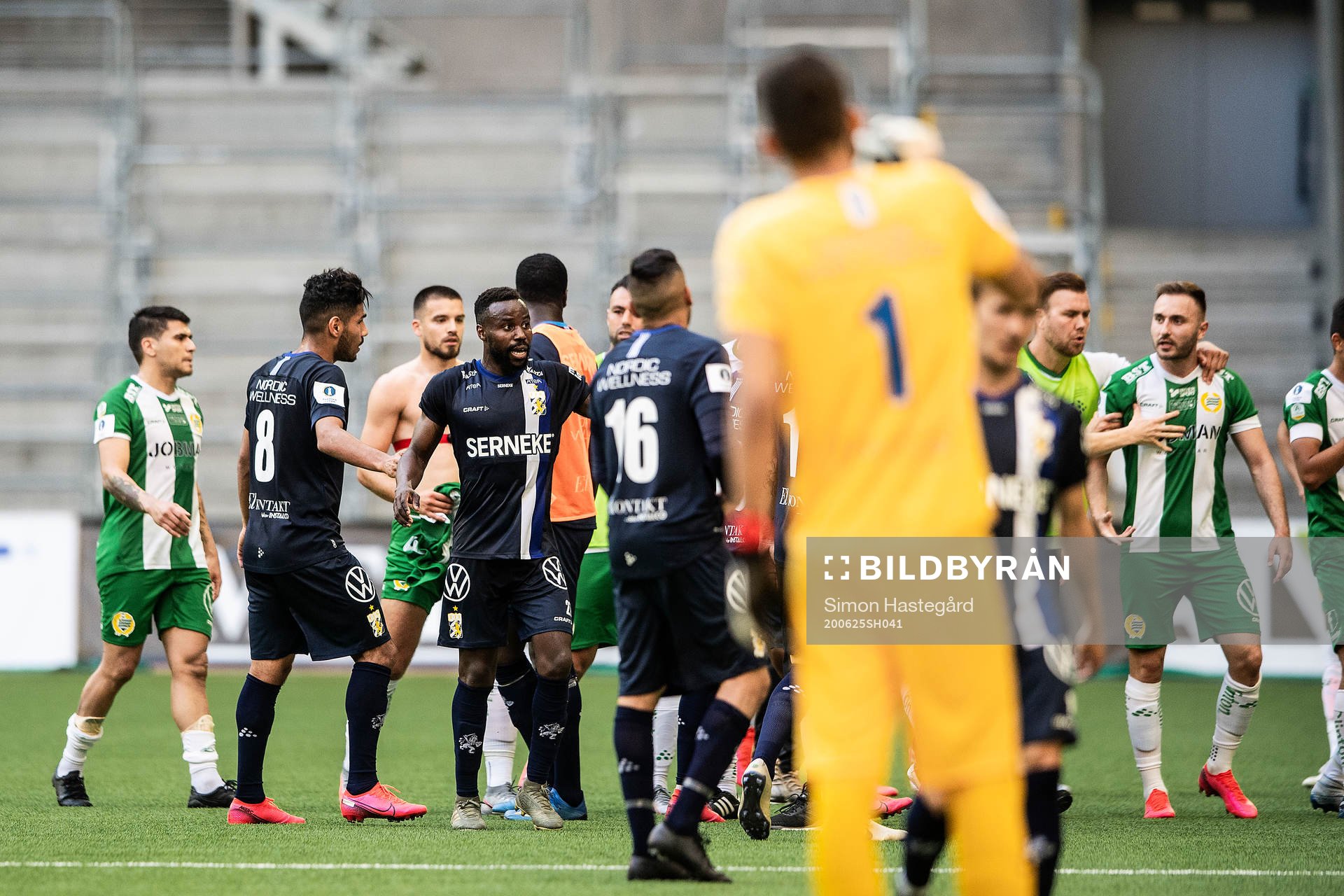 IFK Göteborgs Nzuzi Toko och Hammarbys Muamer Tankovic i