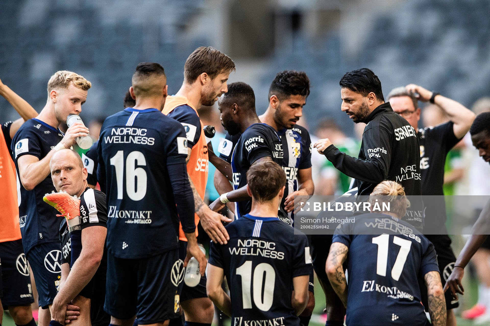 IFK Göteborgs tränare Poya Asbaghi ger instruktioner
