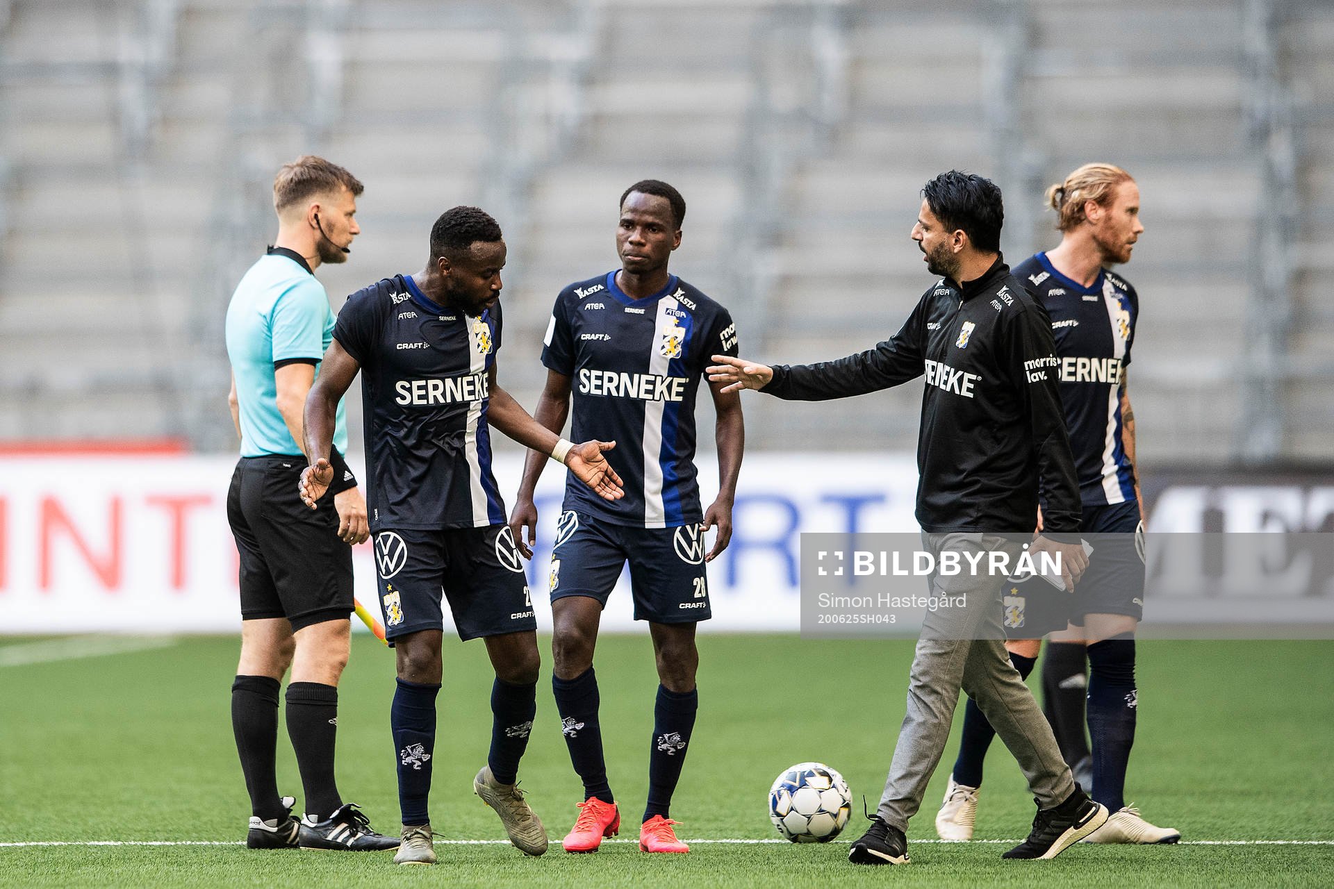 IFK Göteborgs tränare Poya Asbaghi diskuterar med Nzuzi