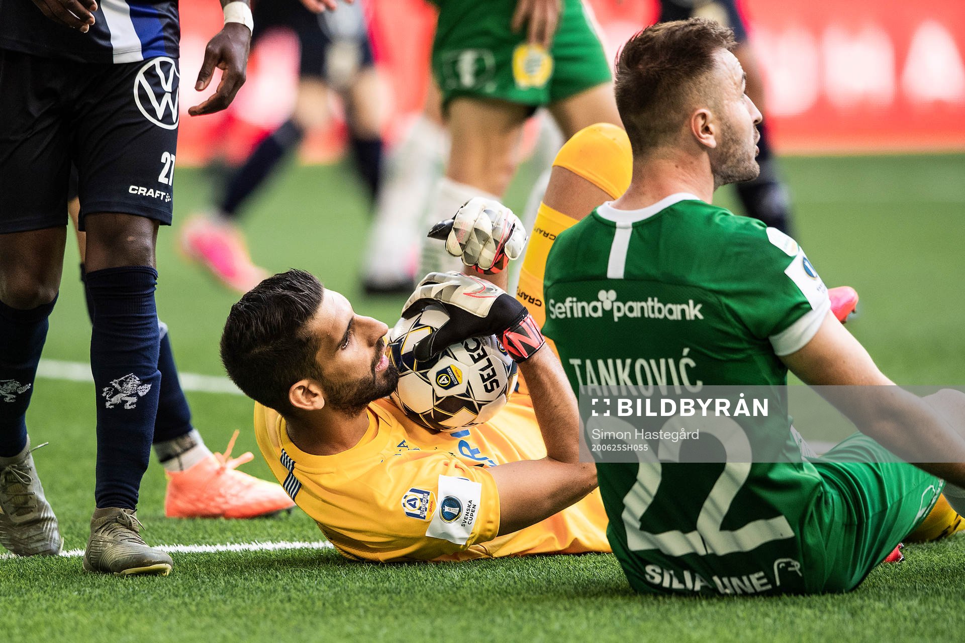 IFK Göteborgs målvakt Ioannis Anestis med en räddning framför Hammarbys Muamer Tankovic under kvartsfinalen i Svenska Cupen mellan Hammarby och IFK Göteborg den 25 juni 2020 i Stockholm.