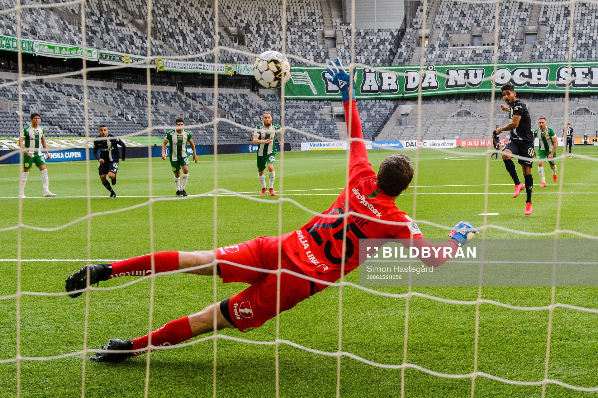 IFK Göteborgs Hosam Aiesh gör 1-2 på straff bakom