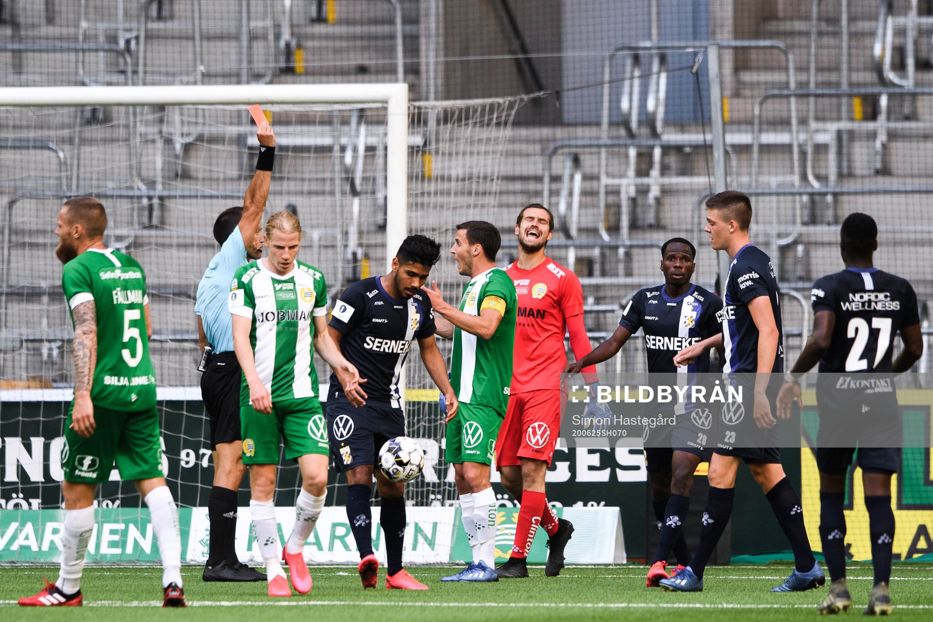 Hammarbys Jeppe Andersen tilldelas ett rött kort efter en situation mot IFK Göteborgs Emil Holm under kvartsfinalen i Svenska Cupen mellan Hammarby och IFK Göteborg den 25 juni 2020 i Stockholm.