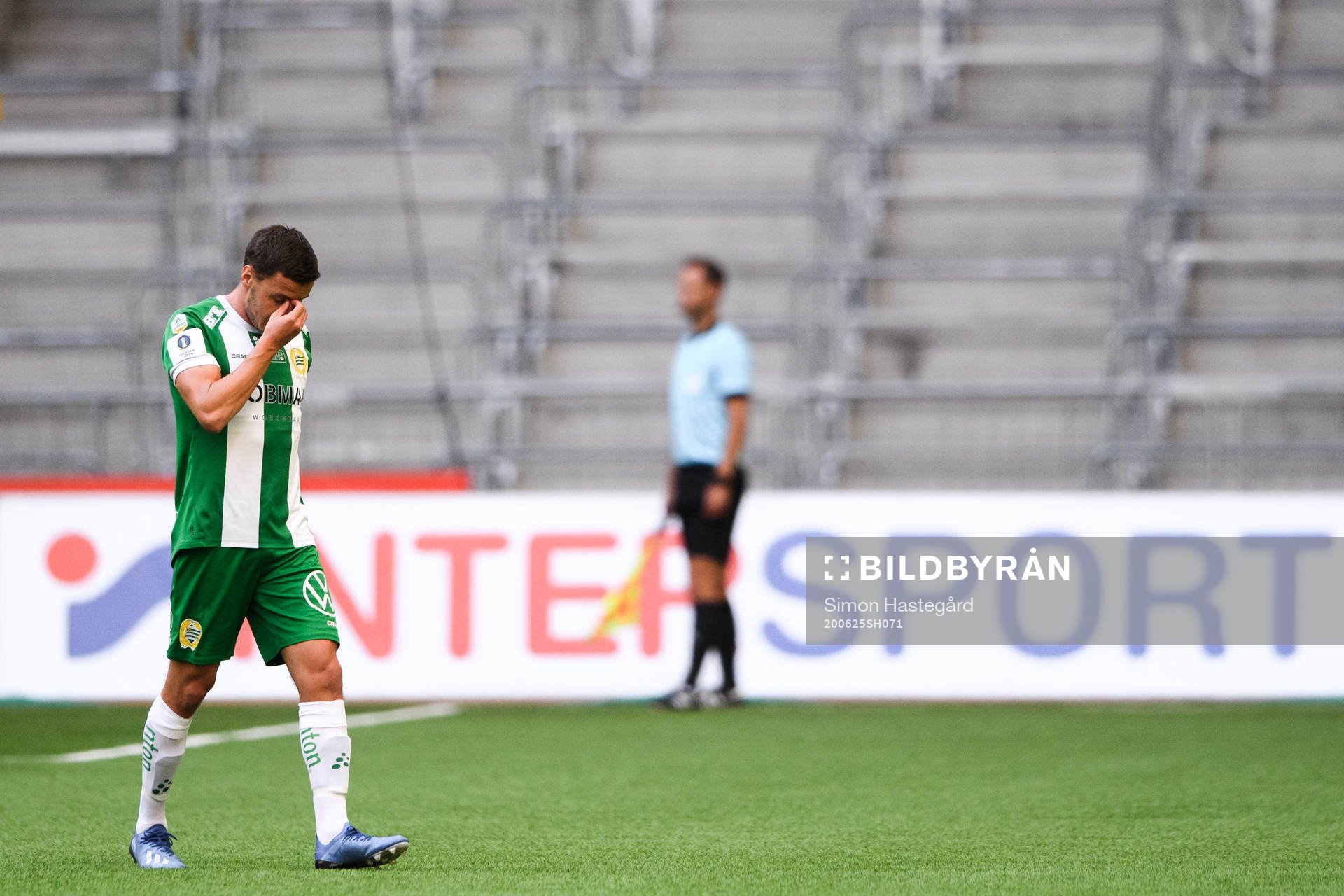 Hammarbys Jeppe Andersen tilldelas ett rött kort efter en situation mot IFK Göteborgs Emil Holm under kvartsfinalen i Svenska Cupen mellan Hammarby och IFK Göteborg den 25 juni 2020 i Stockholm.