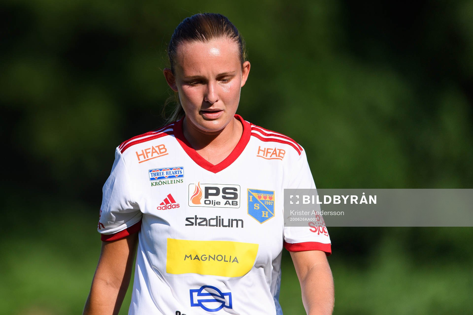 Halmias Evelina Persson före fotbollsmatchen i Div 1