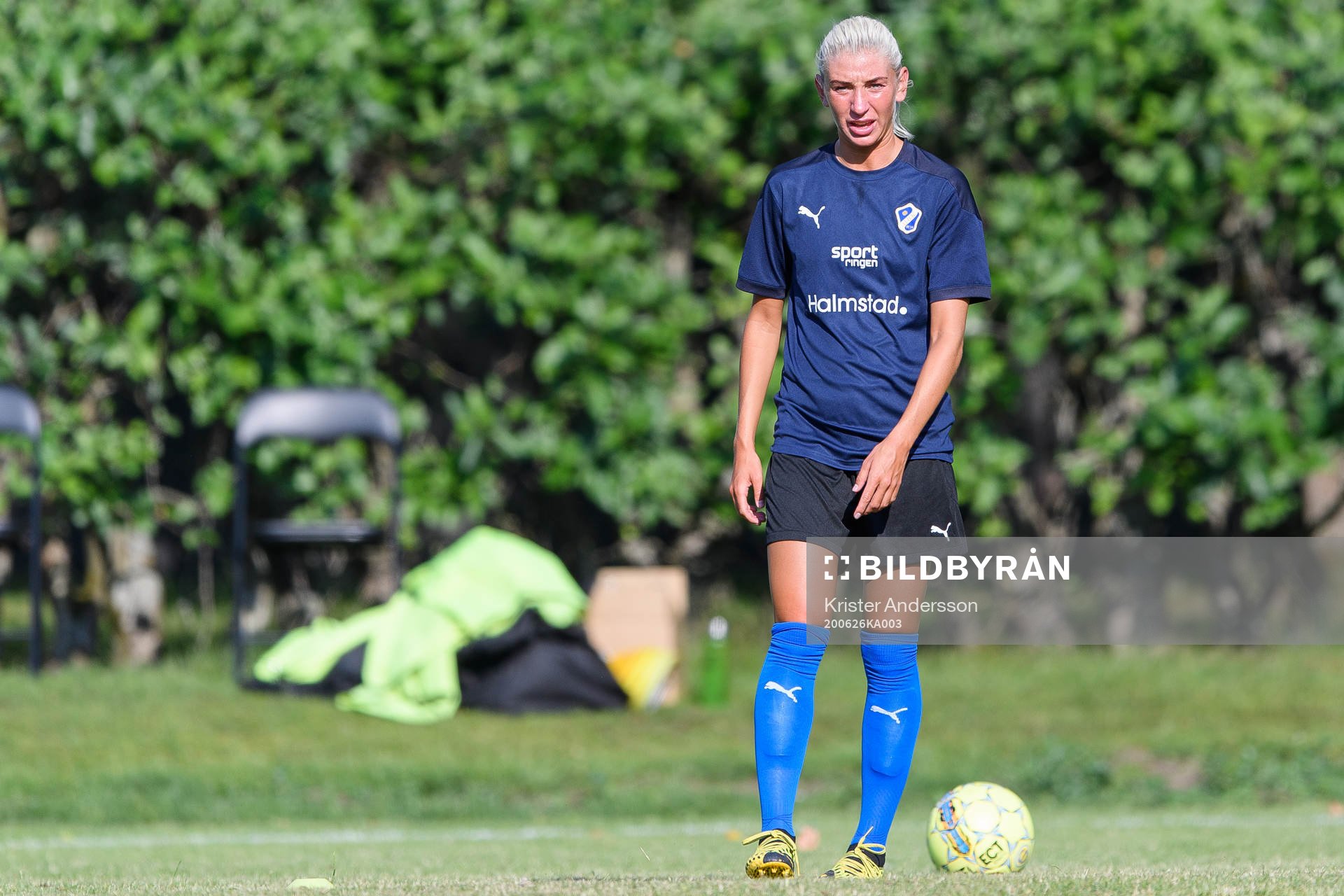 Halmstads Nellie Andersson före fotbollsmatchen i Div 1