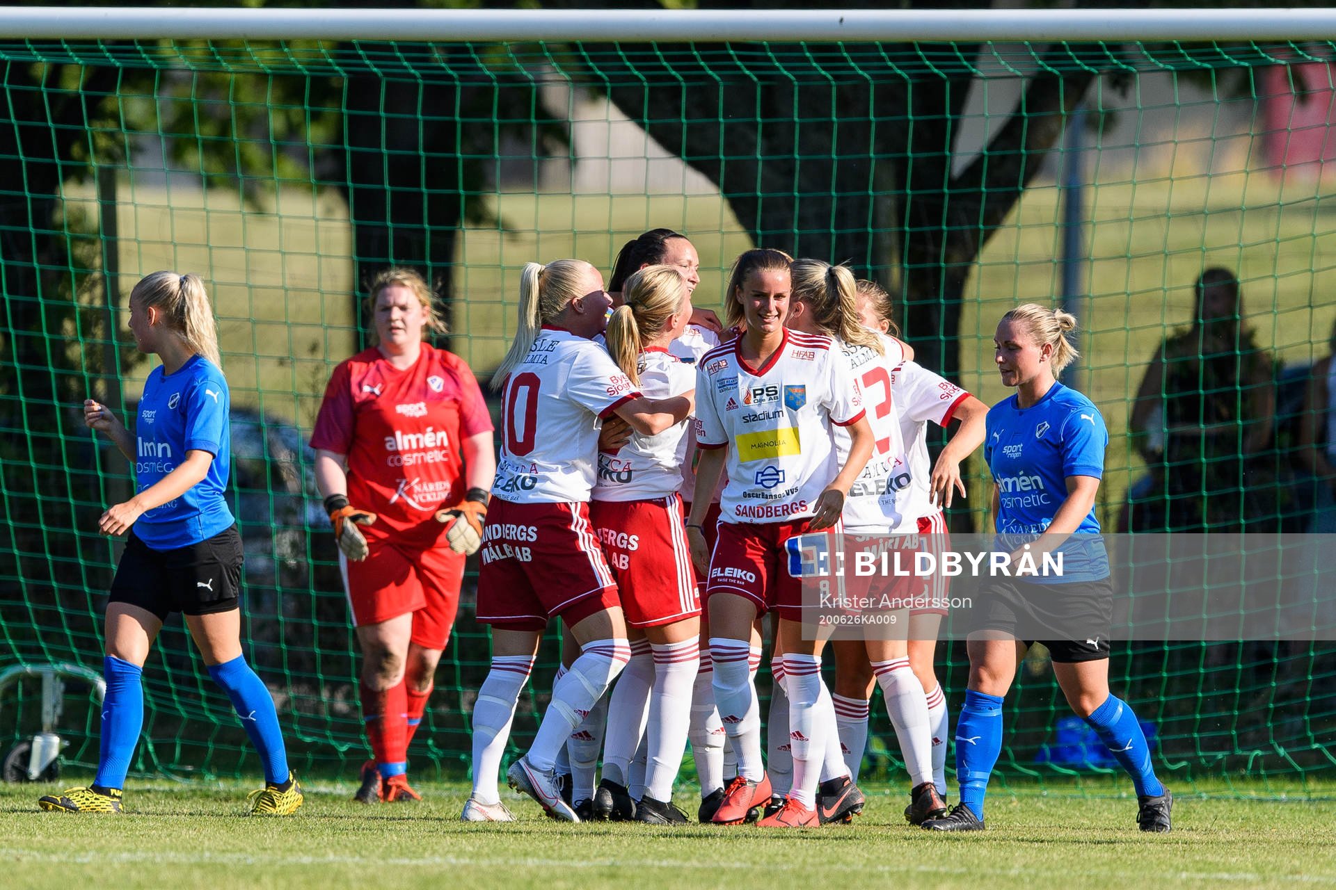 Halmias spelare jublar efter 0-1 under fotbollsmatchen i Div 1 Mellersta Götaland mellan Halmstad och Halmia den 26 juni 2020 i Halmstad.