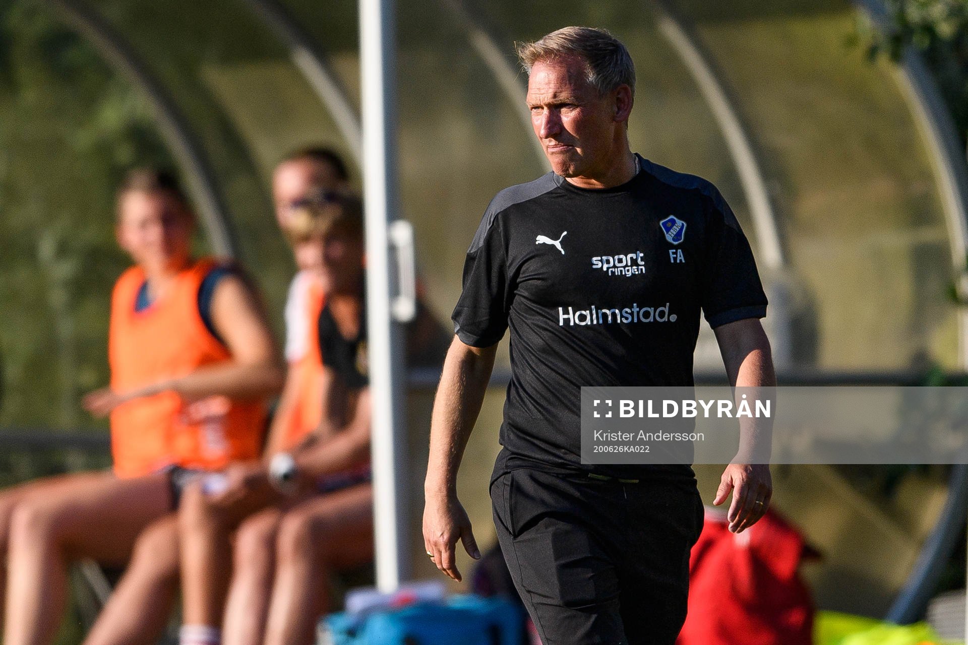 Halmstads tränare Fredrik Andersson under fotbollsmatchen i Div 1 Mellersta Götaland mellan Halmstad och Halmia den 26 juni 2020 i Halmstad.