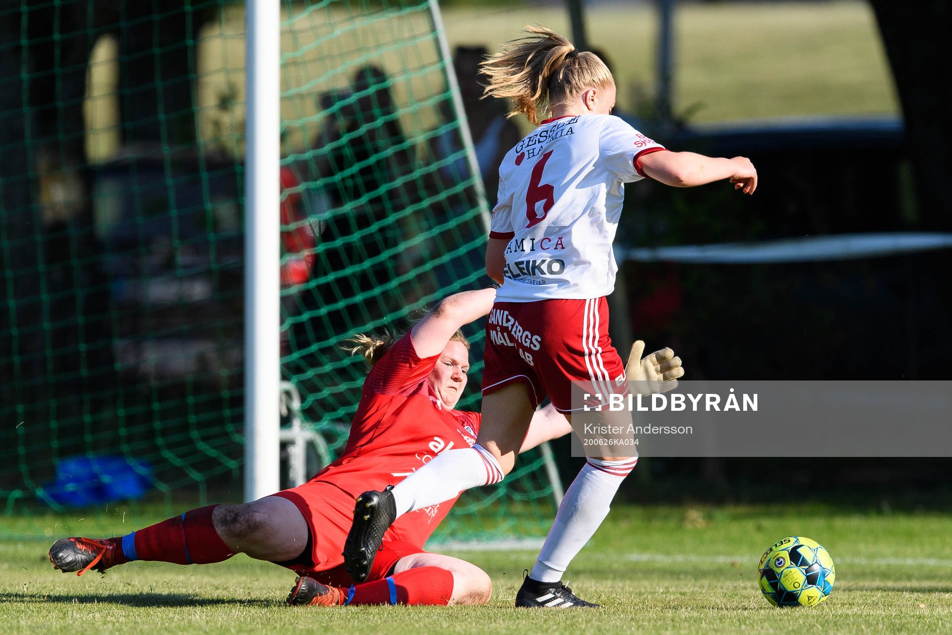Halmstads målvakt Emma Orrdal och Halmias Elin Hansson