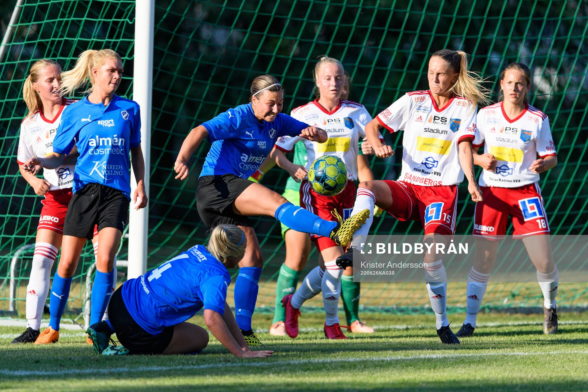 Halmstads Alexandra Hellekant och Halmias Emma Skantz under fotbollsmatchen i Div 1 Mellersta Götaland mellan Halmstad och Halmia den 26 juni 2020 i Halmstad.
