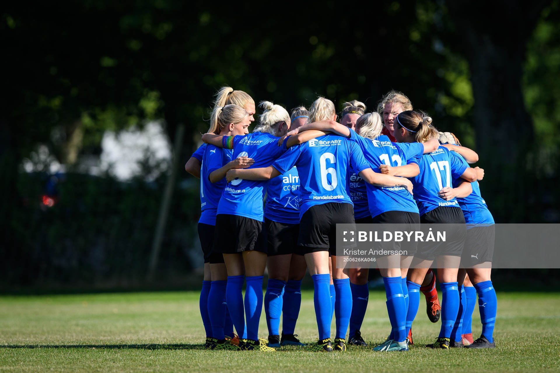 Halmstads spelare samlade före fotbollsmatchen i Div 1