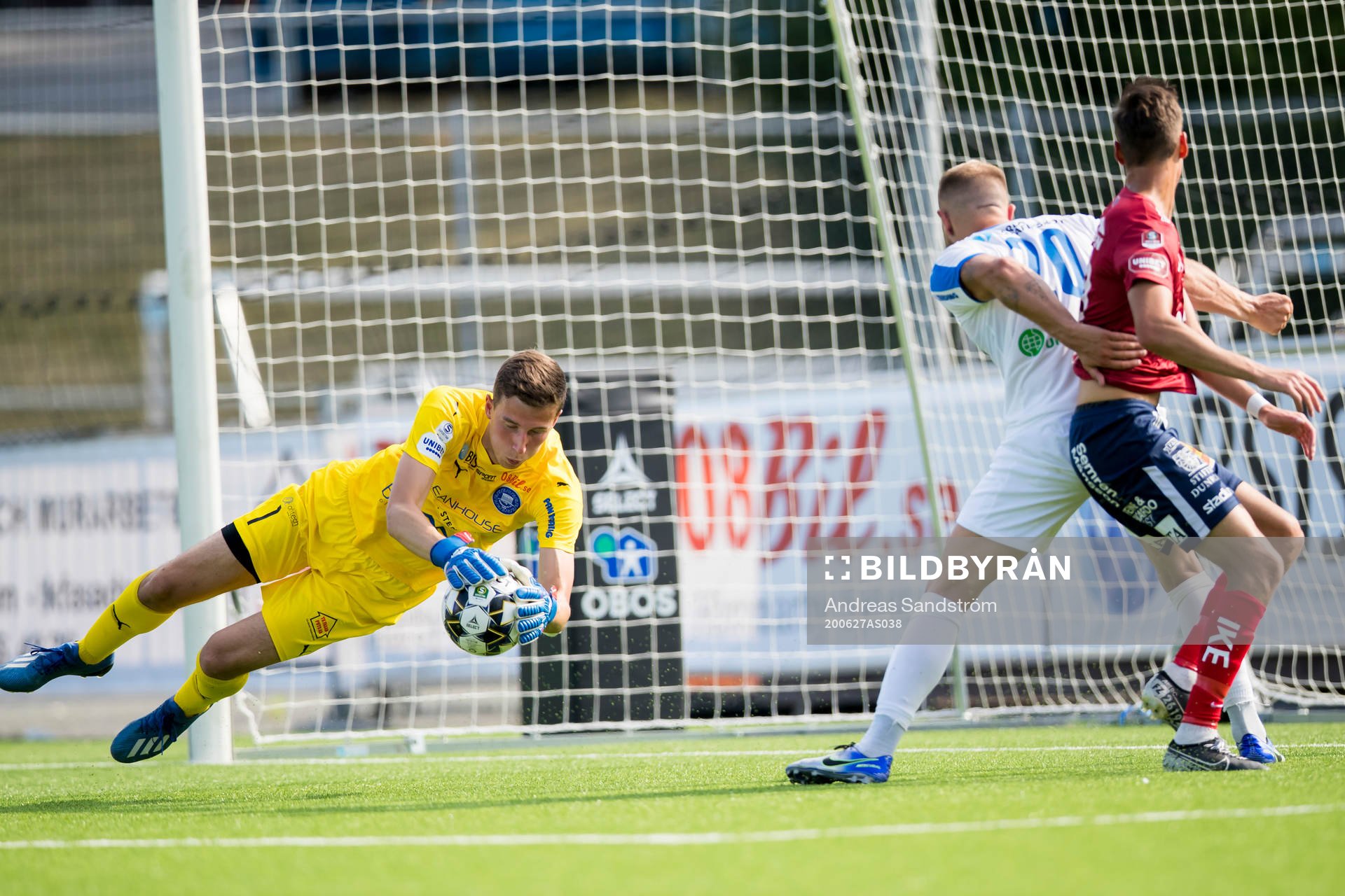 Akropolis målvakt Samuel Brolin med en räddning