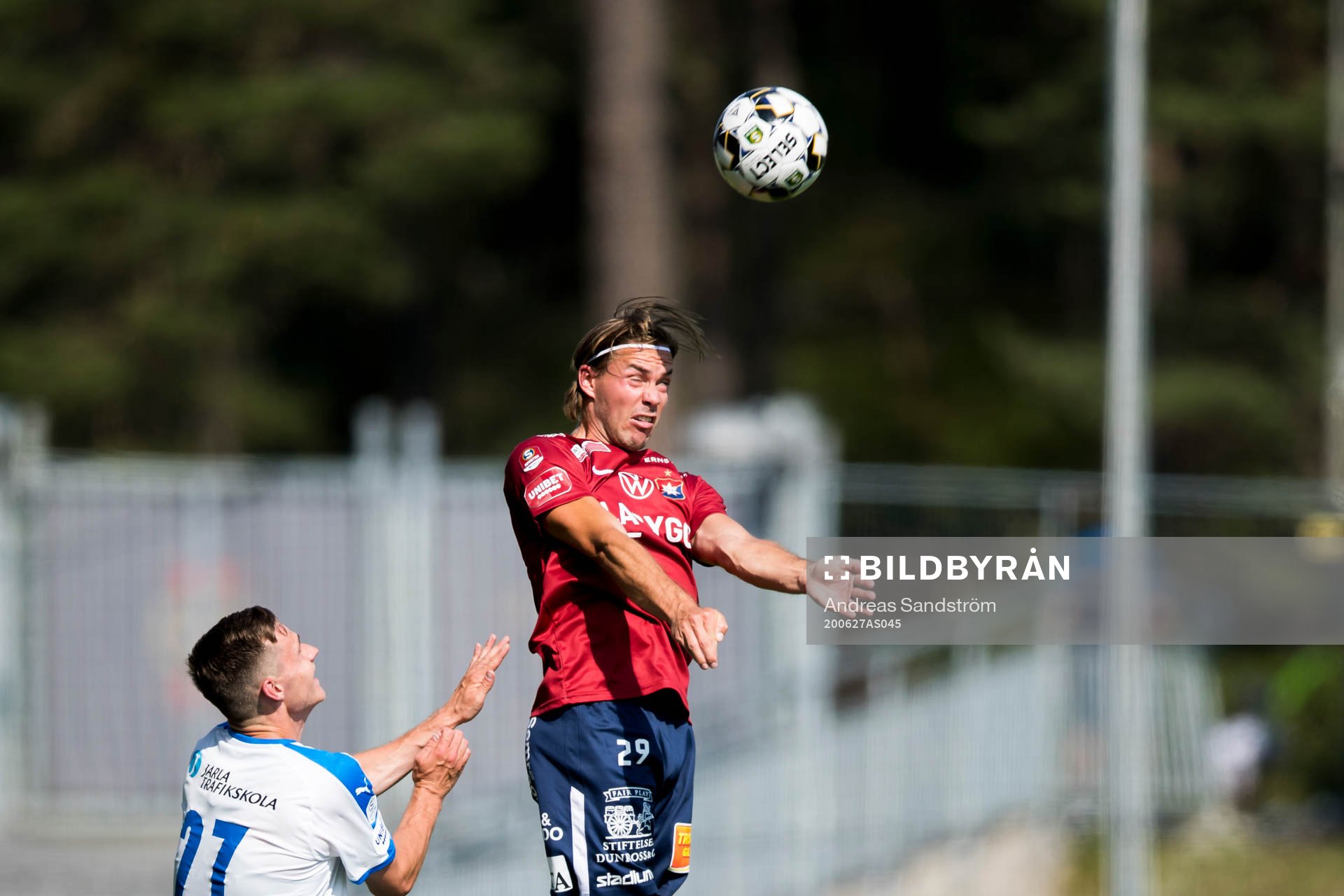 Örgrytes Danny Ervik når högst i en nickduell med