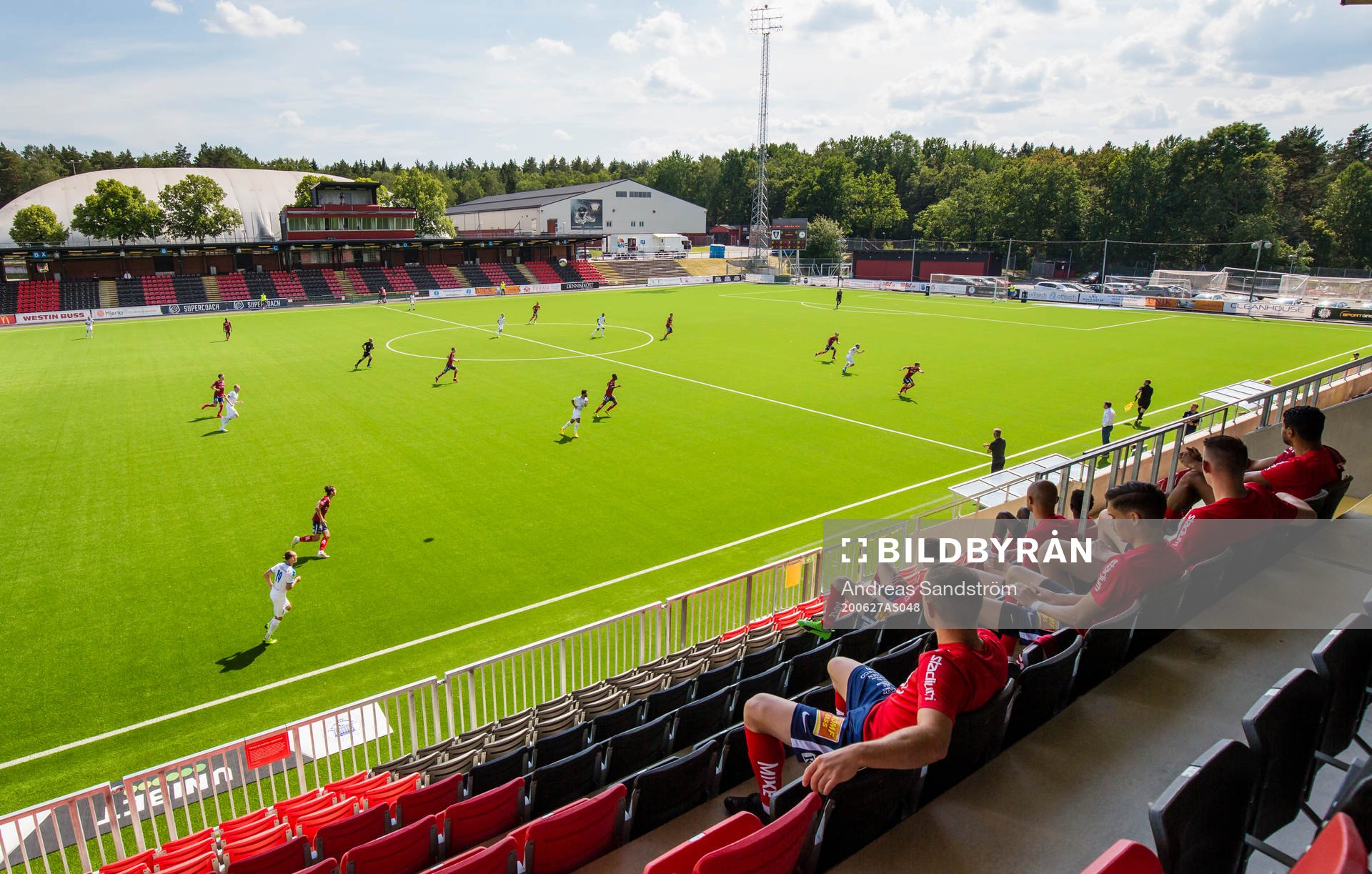 Örgrytes avbytare följer matchen i skuggan på läktaren