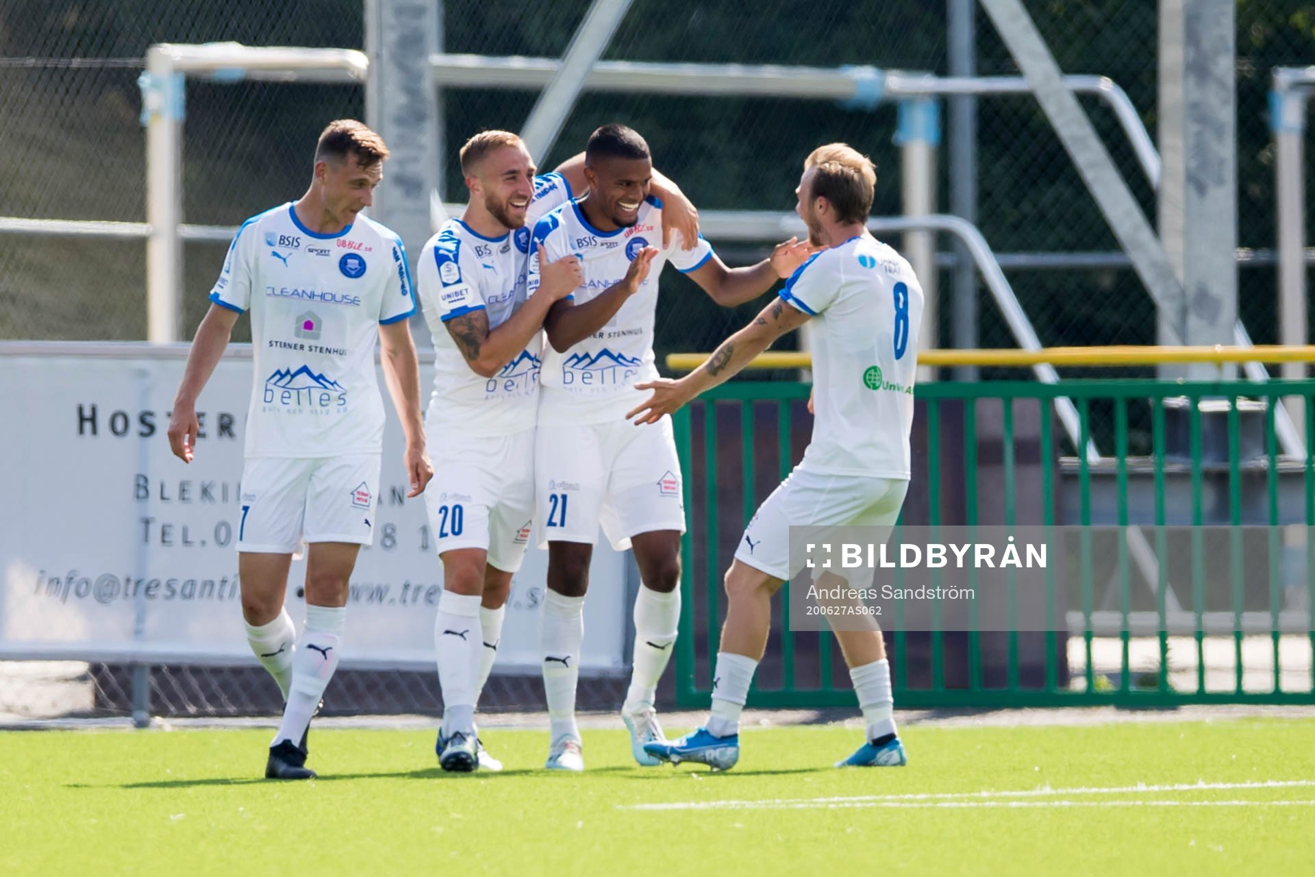 a höger) gör 2-0 och gratuleras av lagkamrater